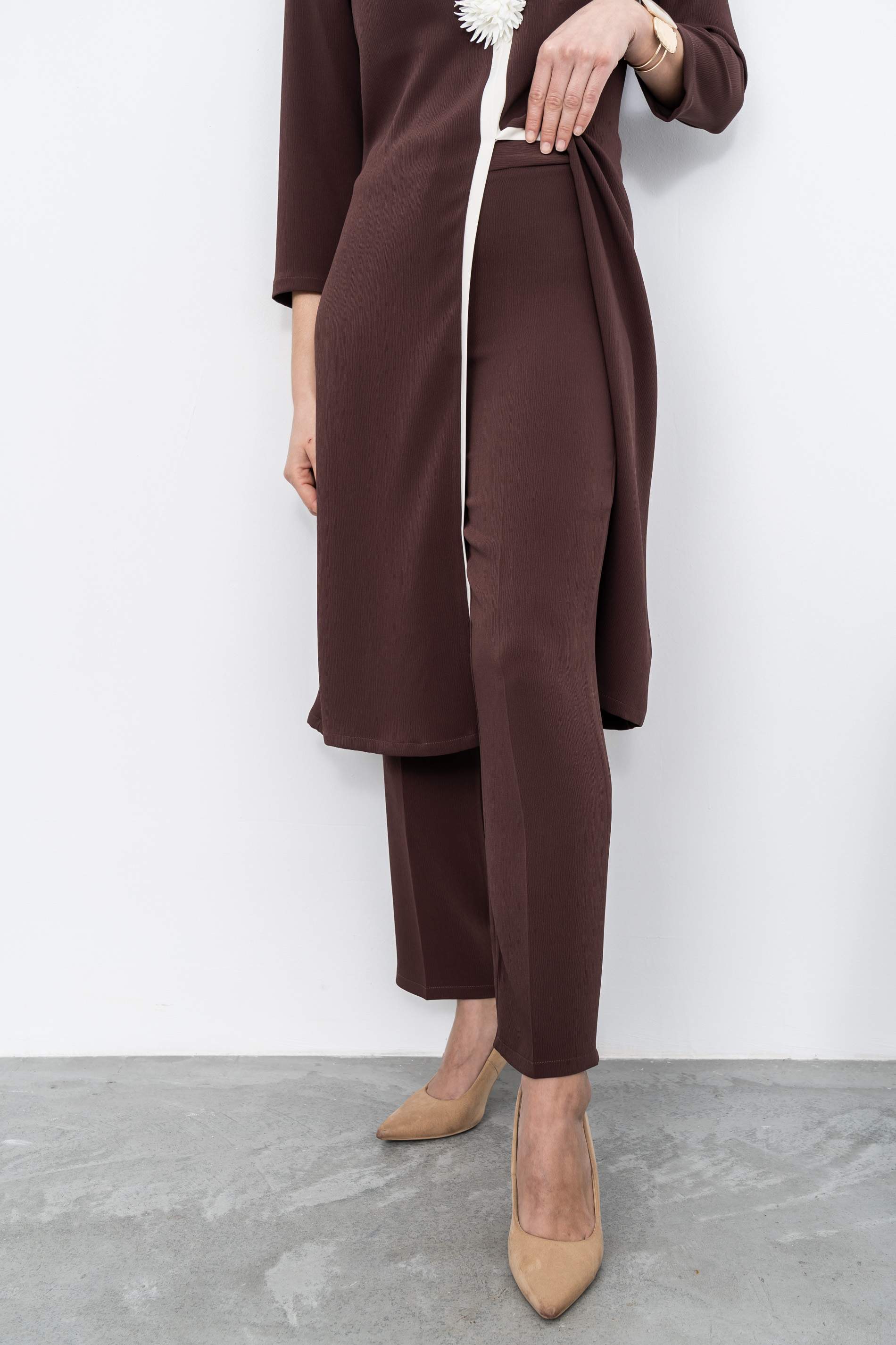 PANTALON VESTIR TEXTURA CHOCOLATE - Imagen 5