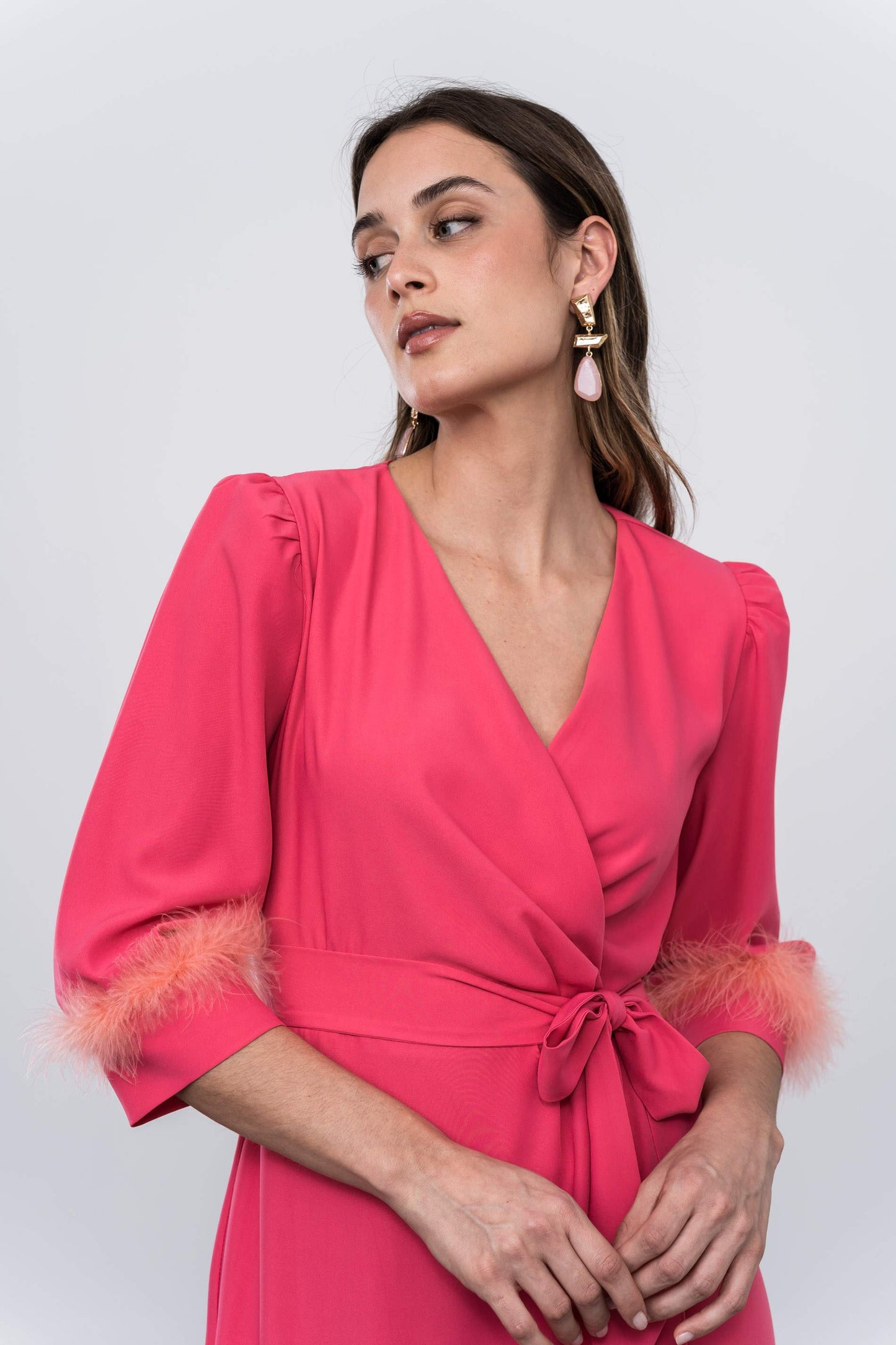 VESTIDO RECOGIDO PLUMAS CORAL - Imagen 2