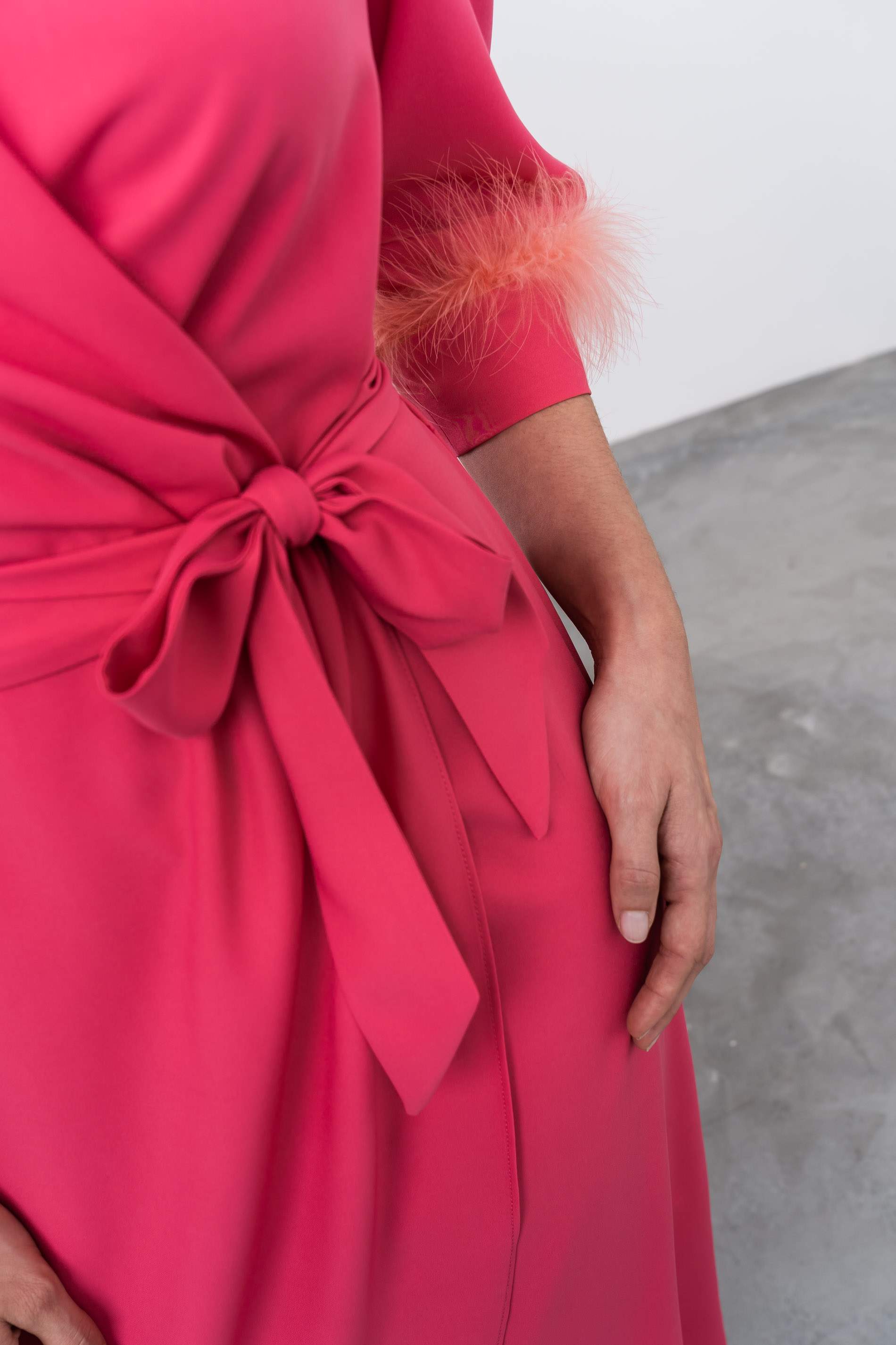 VESTIDO RECOGIDO PLUMAS CORAL - Imagen 3