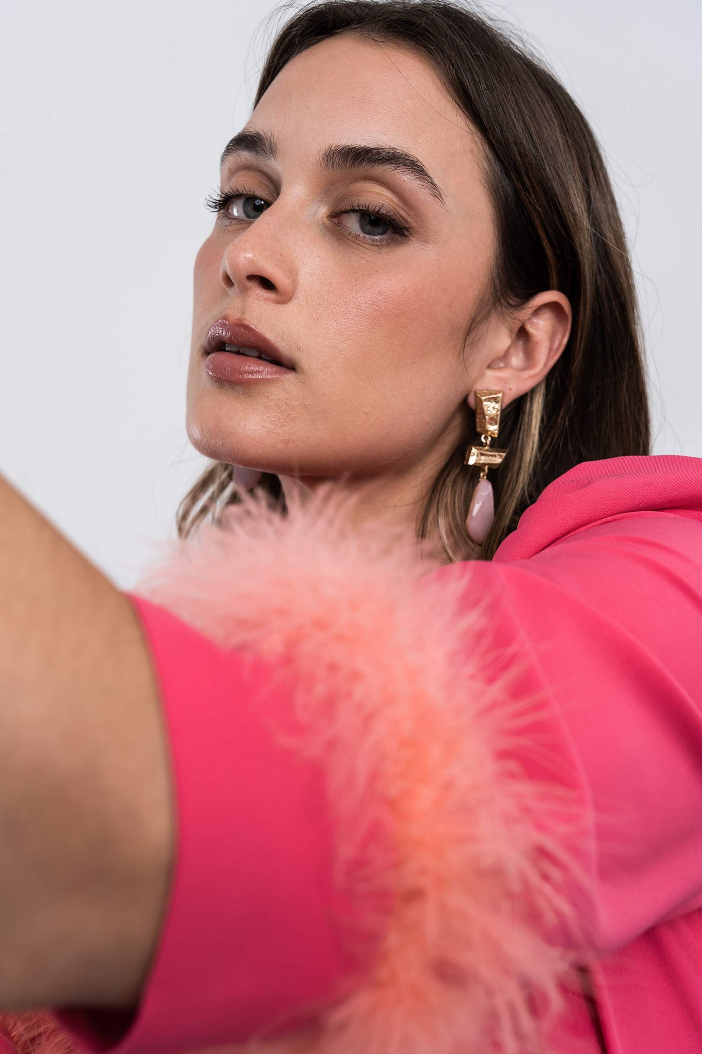 VESTIDO RECOGIDO PLUMAS CORAL - Imagen 4
