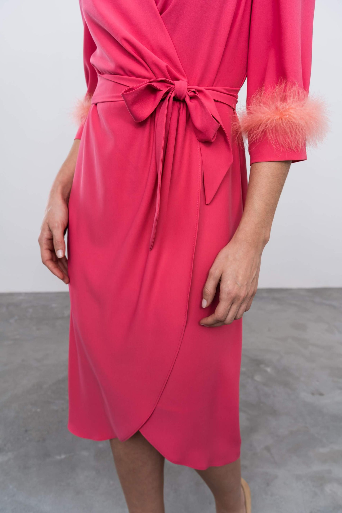 VESTIDO RECOGIDO PLUMAS CORAL - Imagen 6