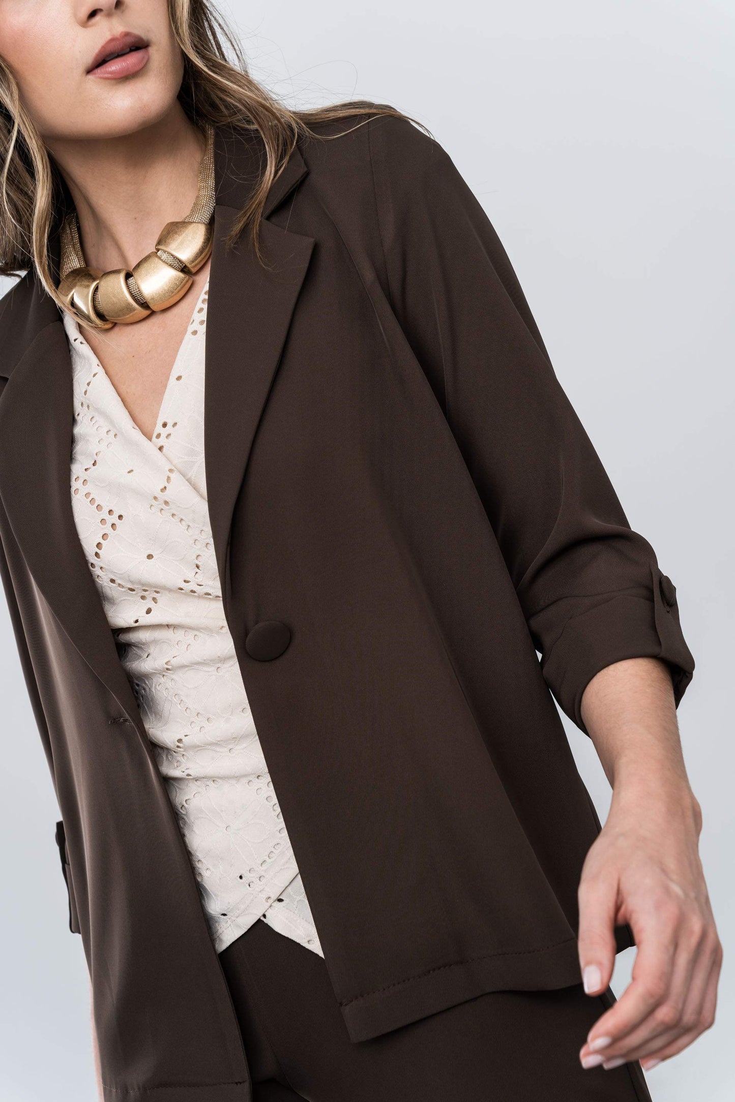 CHAQUETA FLUIDA BOTON CHOCOLATE - Imagen 2
