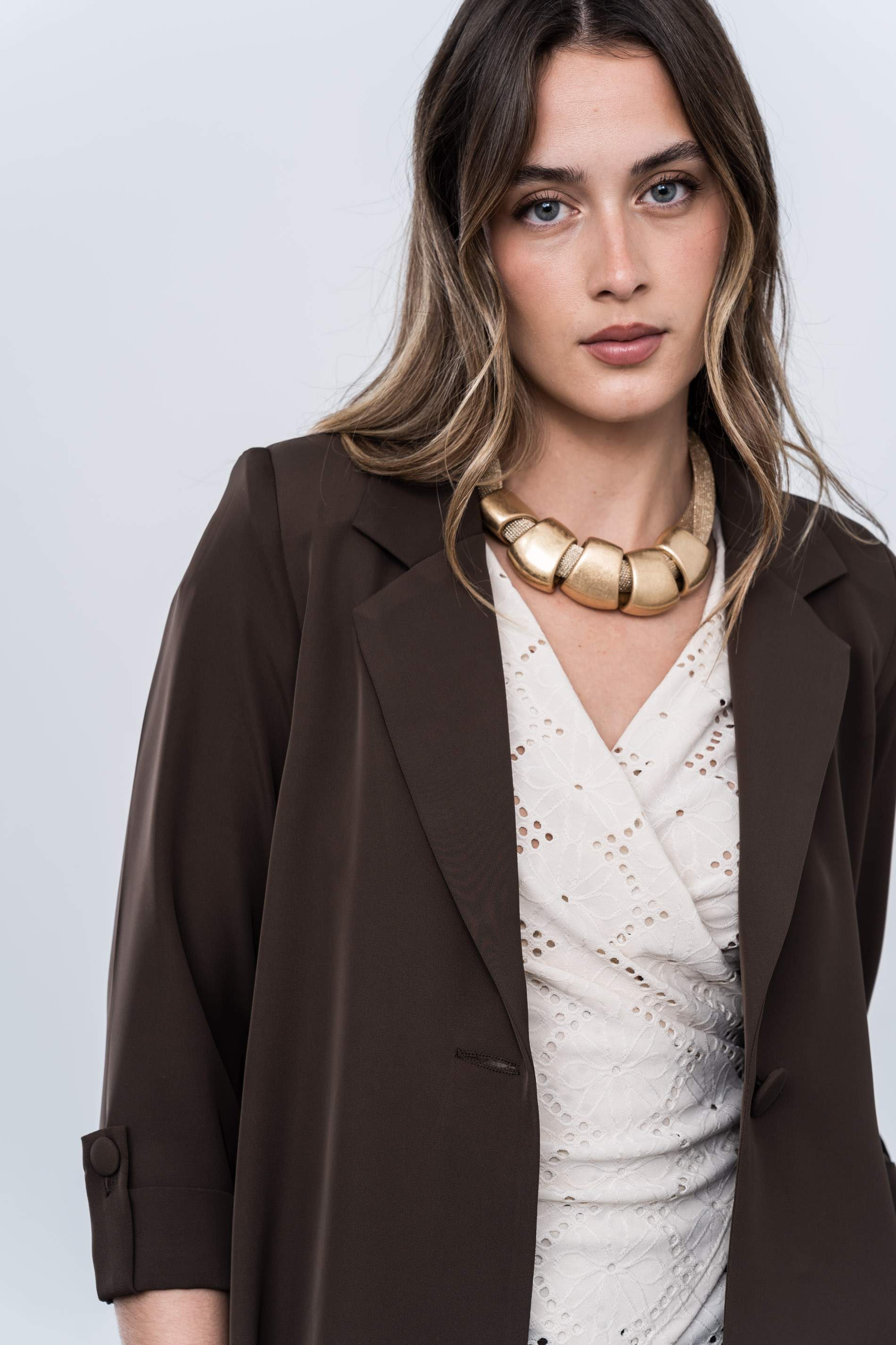 CHAQUETA FLUIDA BOTON CHOCOLATE - Imagen 3
