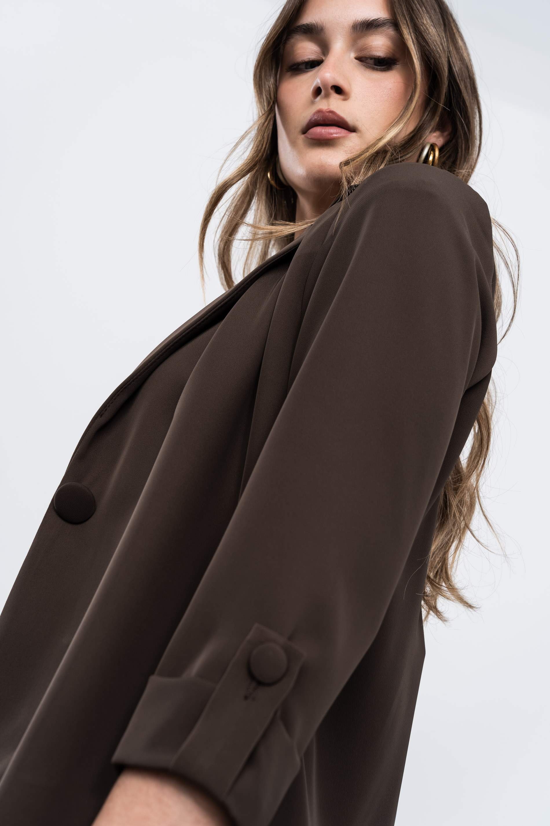 CHAQUETA FLUIDA BOTON CHOCOLATE - Imagen 4