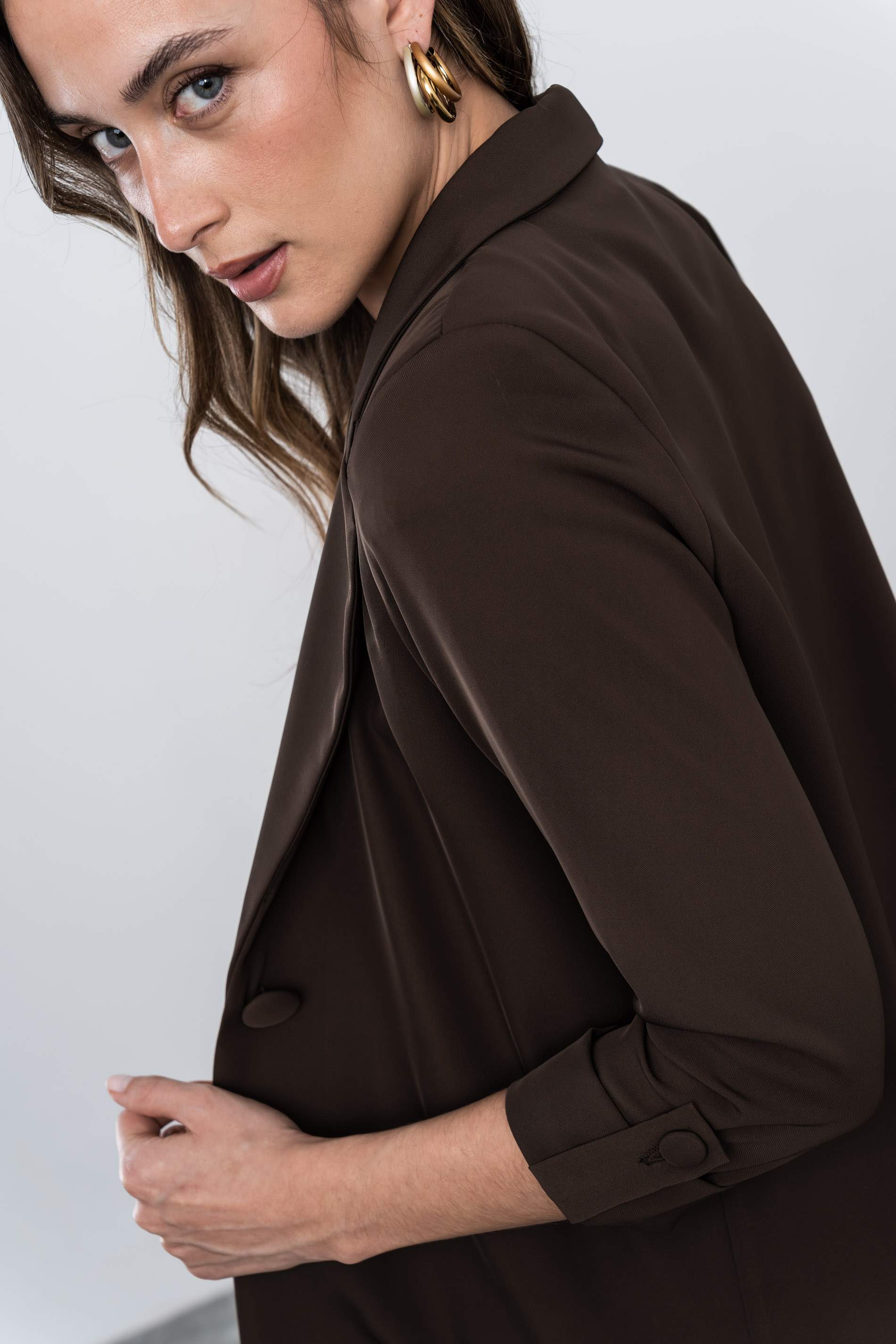CHAQUETA FLUIDA BOTON CHOCOLATE - Imagen 8