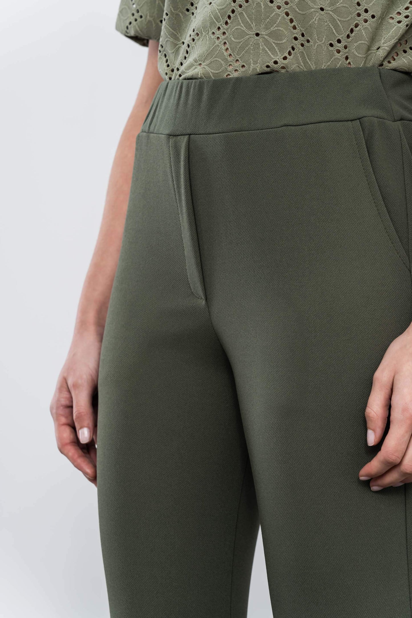 PANTALON GOMA BOLSILLOS KAKI - Imagen 3