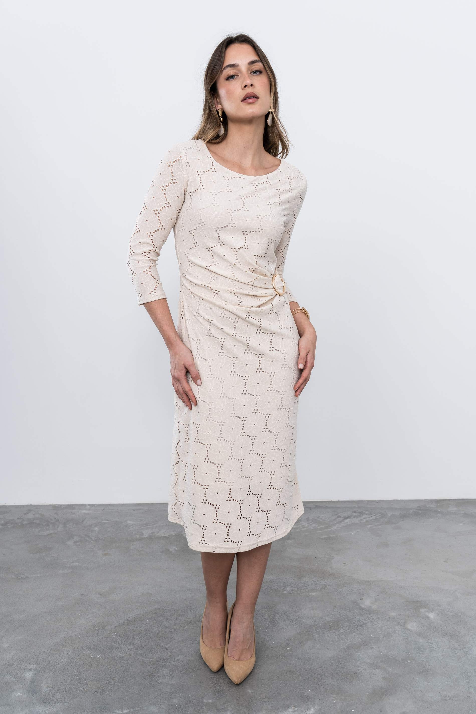VESTIDO TEJIDO PERFORADO HEBILLA BEIGE