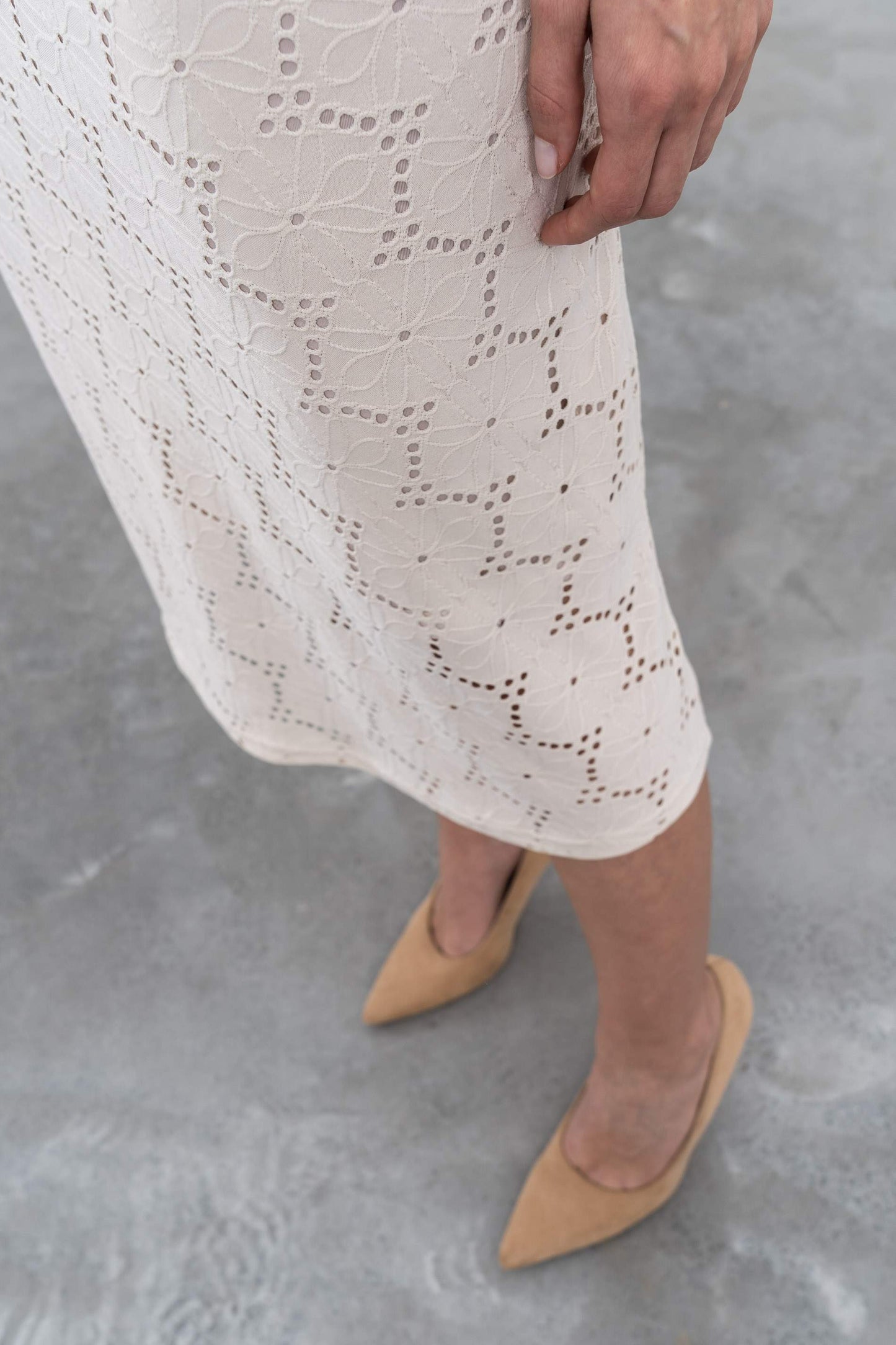 VESTIDO TEJIDO PERFORADO HEBILLA BEIGE - Imagen 4