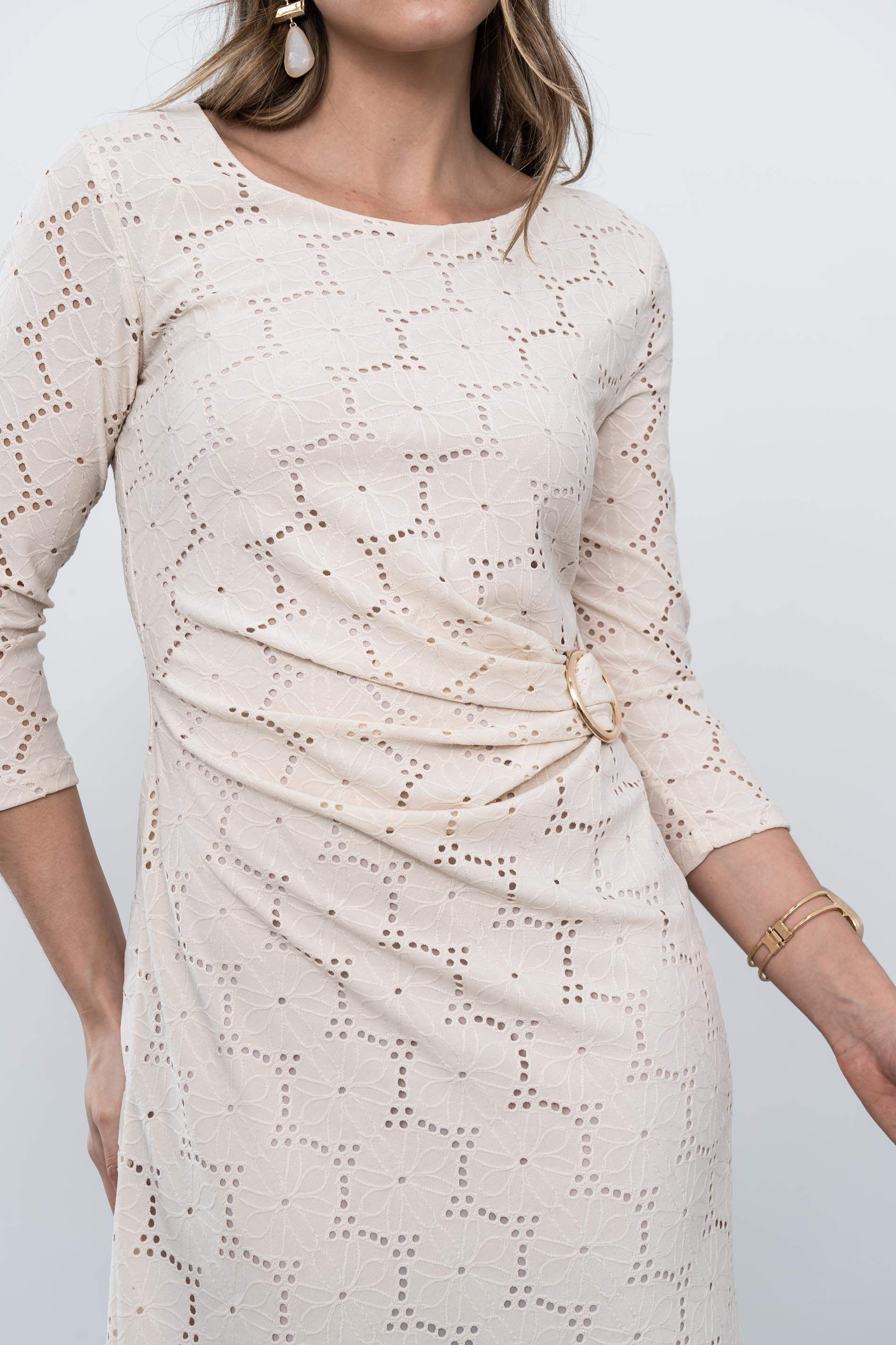 VESTIDO TEJIDO PERFORADO HEBILLA BEIGE - Imagen 6