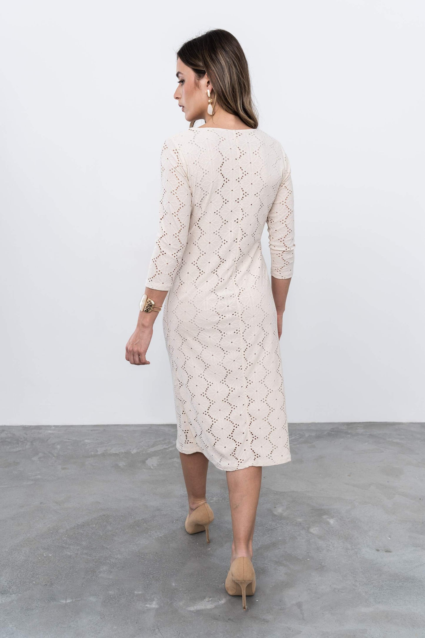 VESTIDO TEJIDO PERFORADO HEBILLA BEIGE - Imagen 8