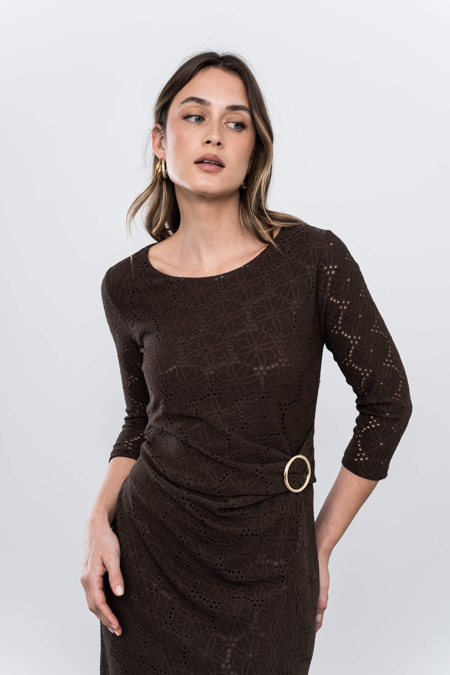 VESTIDO TEJIDO PERFORADO HEBILLA CHOCOLATE - Imagen 2