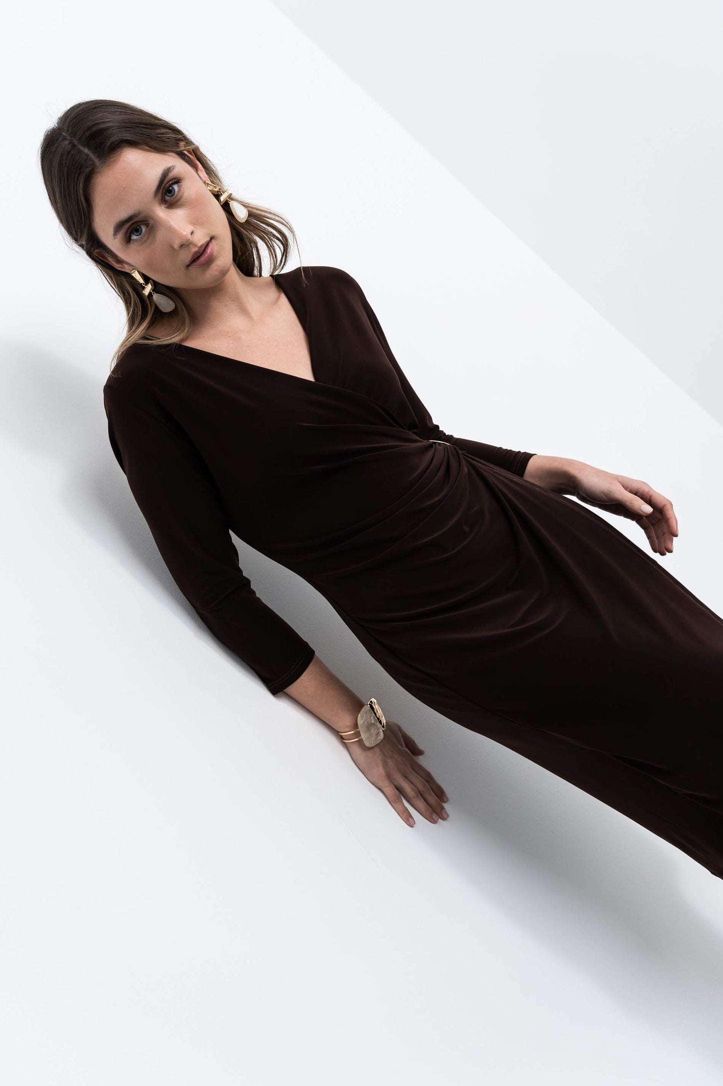VESTIDO RECOGIDO HEBILLA CHOCOLATE - Imagen 3