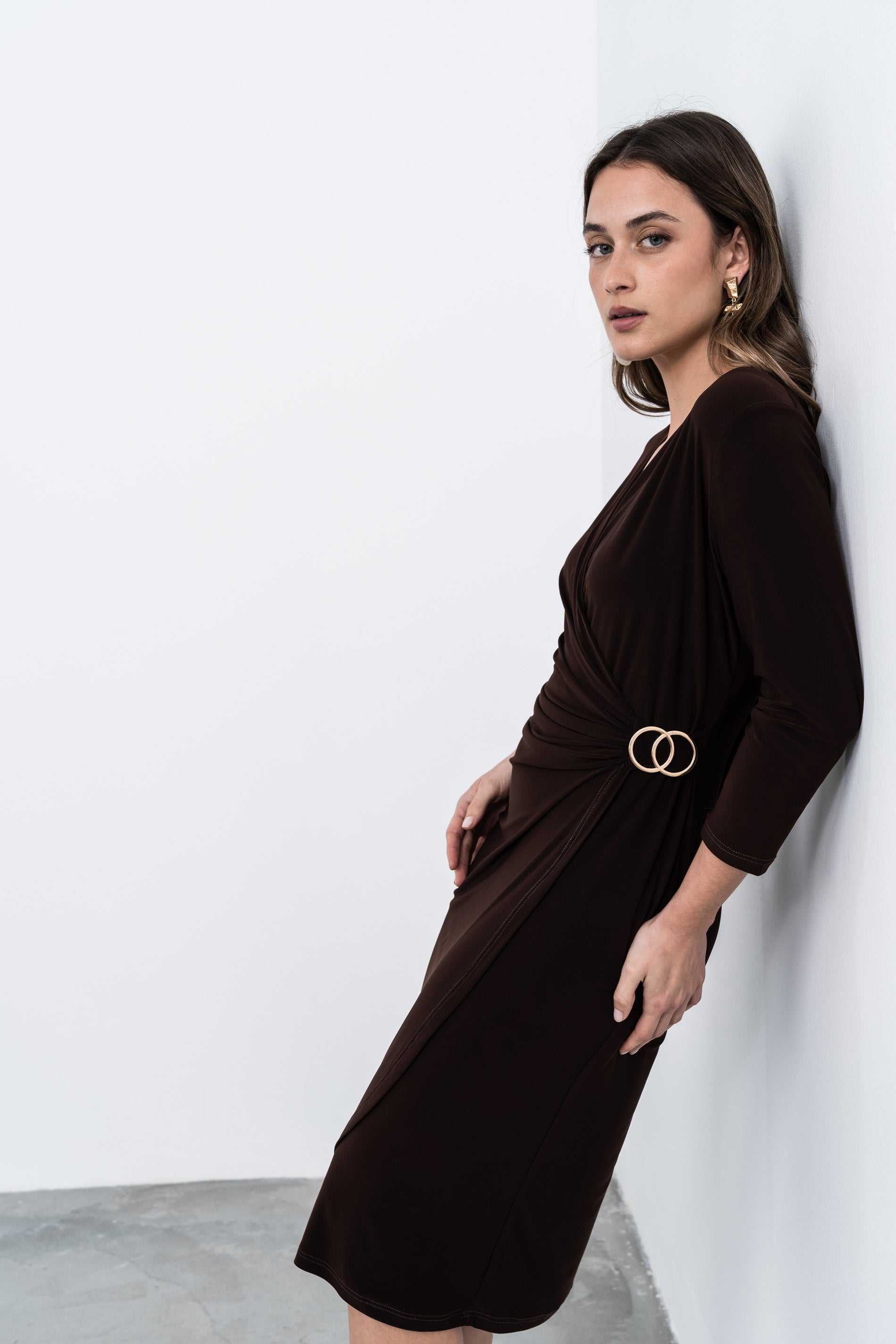 VESTIDO RECOGIDO HEBILLA CHOCOLATE - Imagen 6