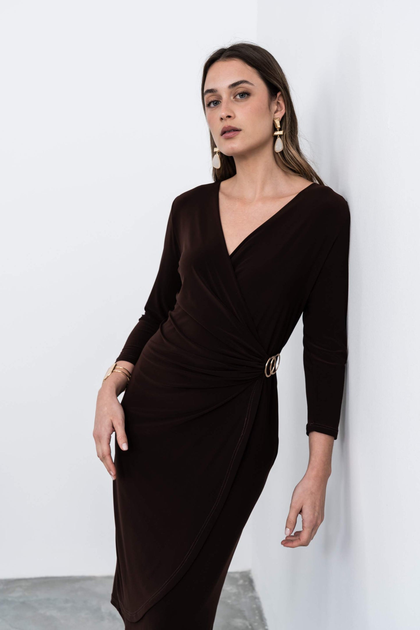 VESTIDO RECOGIDO HEBILLA CHOCOLATE - Imagen 7