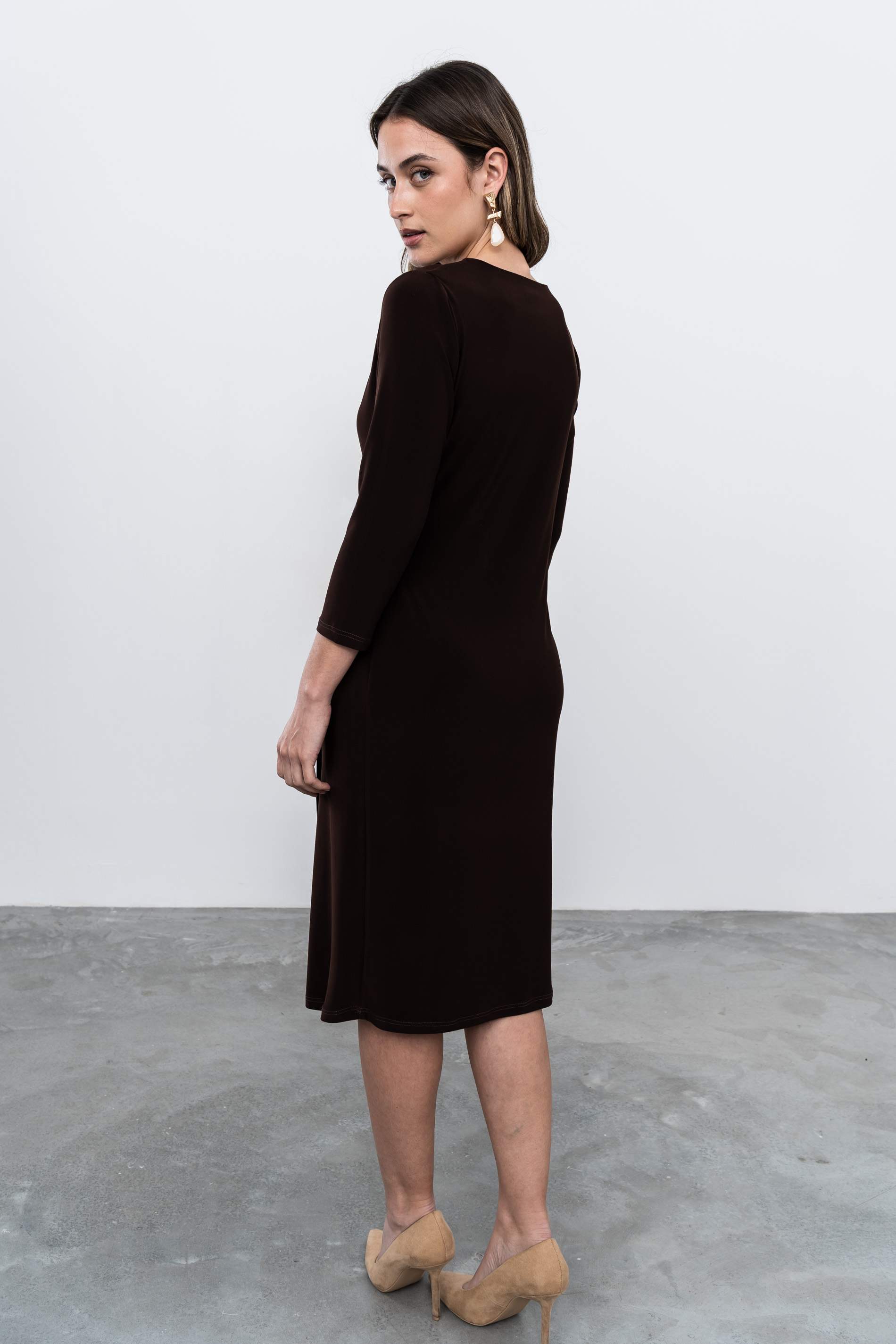 VESTIDO RECOGIDO HEBILLA CHOCOLATE - Imagen 8