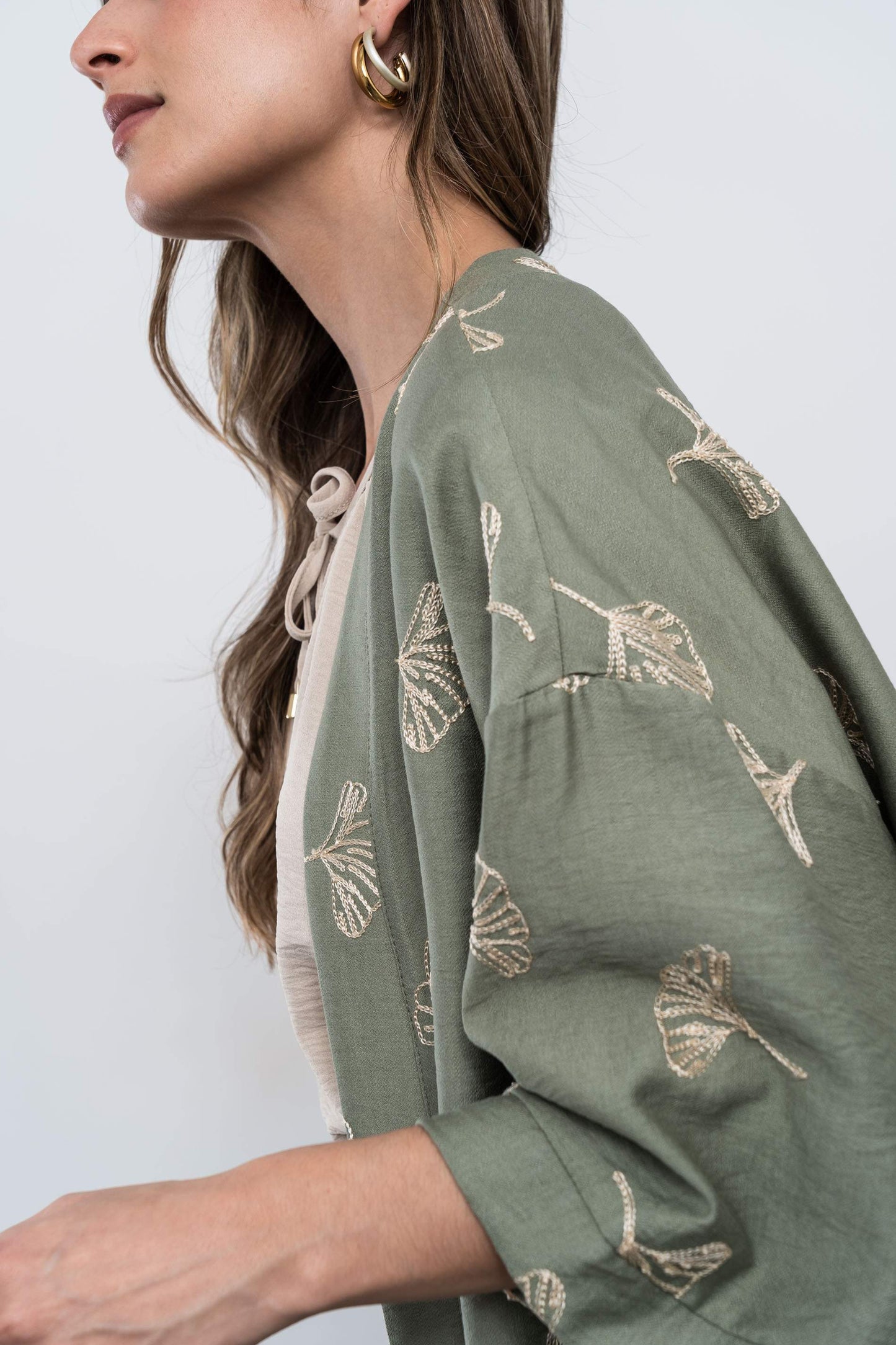 KIMONO BORDADO KAKI - Imagen 4
