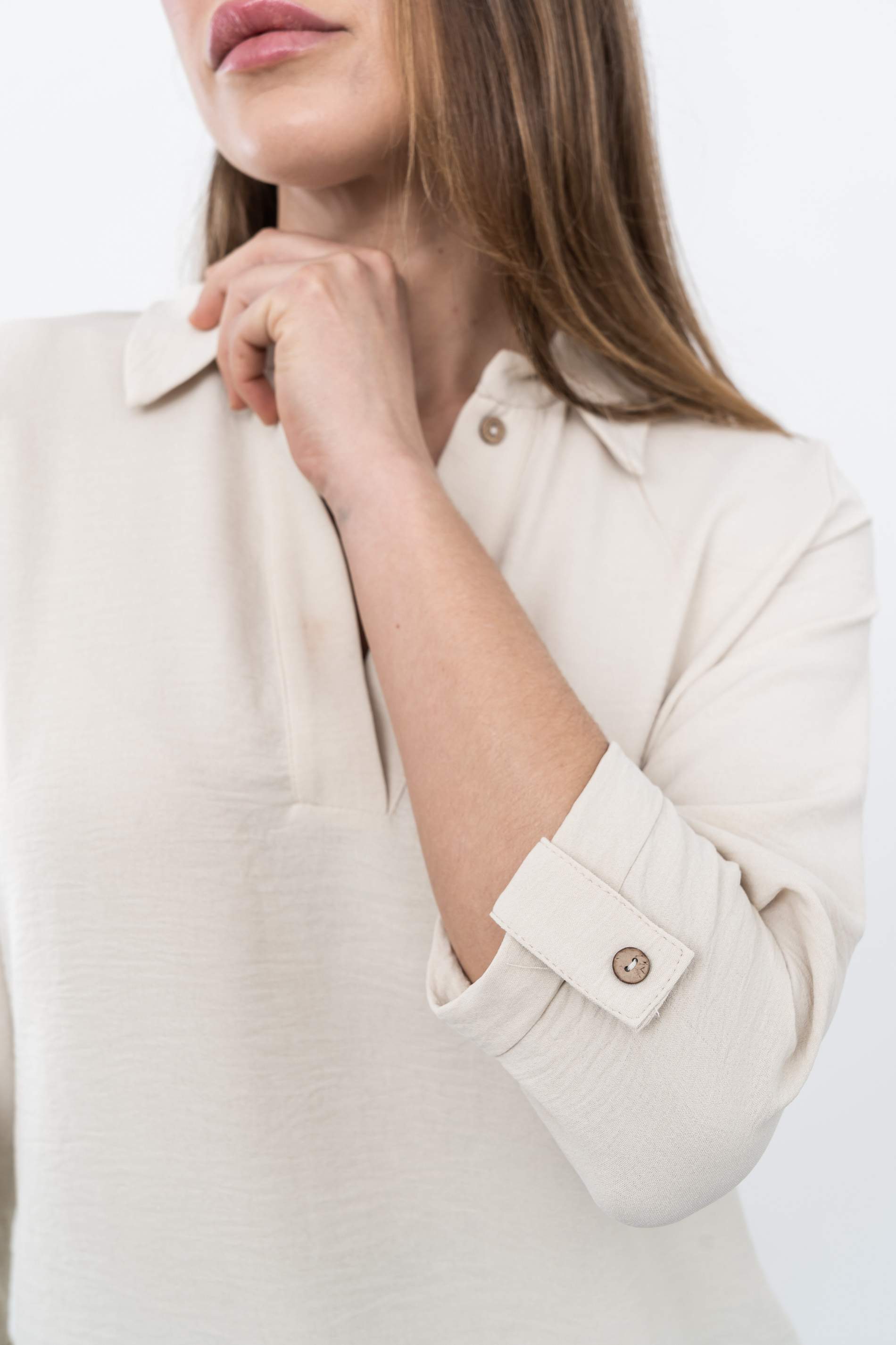 BLUSA CAMISERA BOTONES BEIGE - Imagen 6