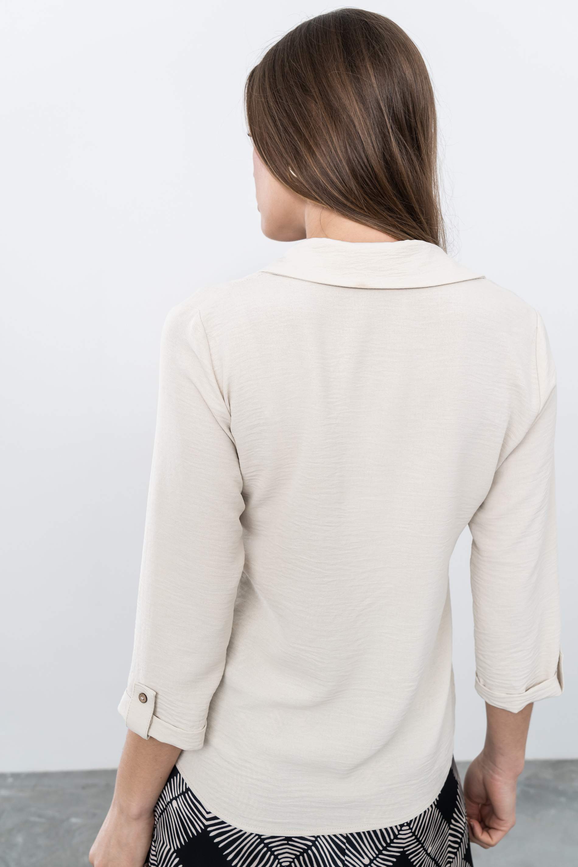 BLUSA CAMISERA BOTONES BEIGE - Imagen 8