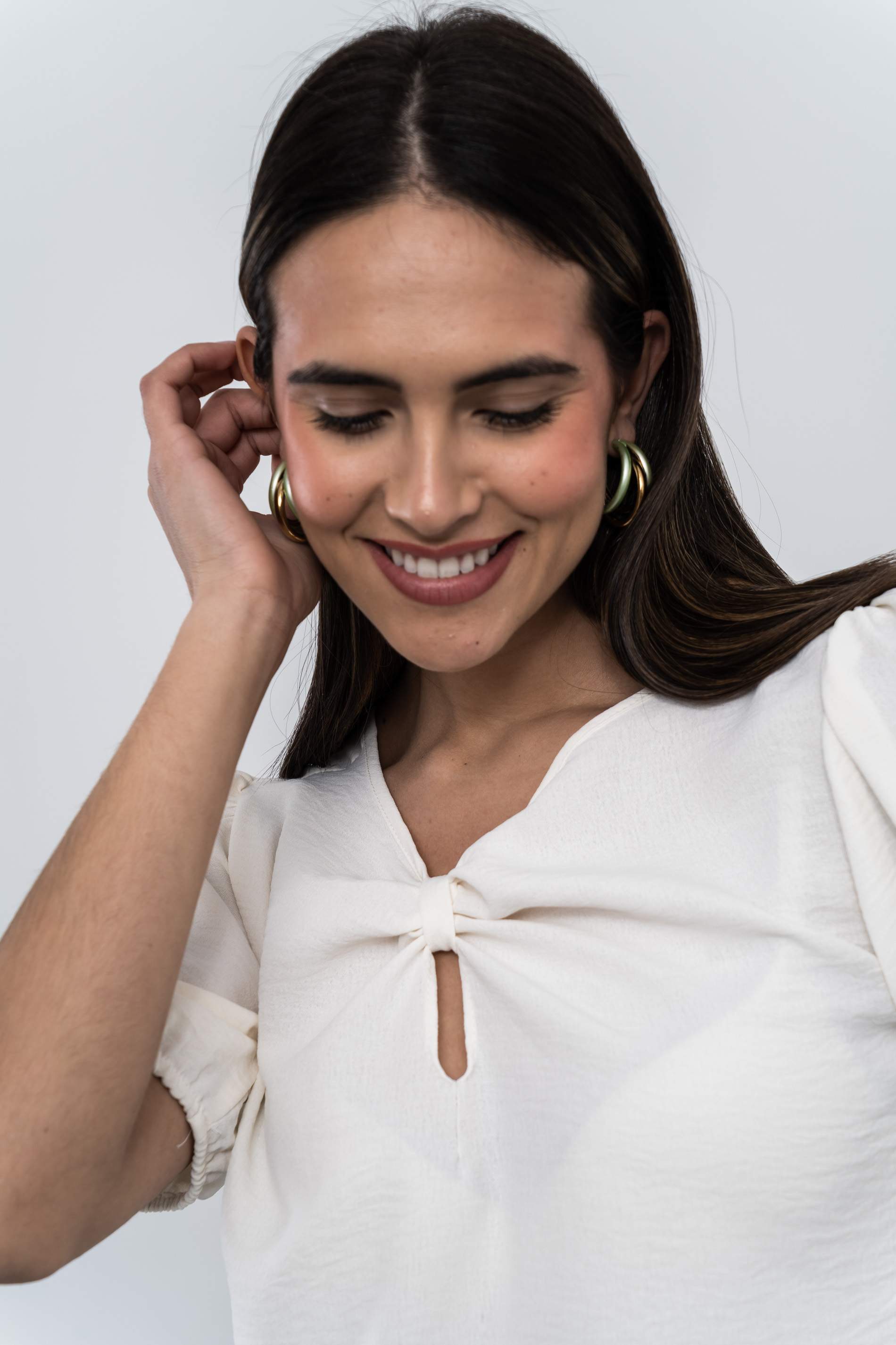 BLUSA DETALLE LAZO ESCOTE MARFIL - Imagen 2