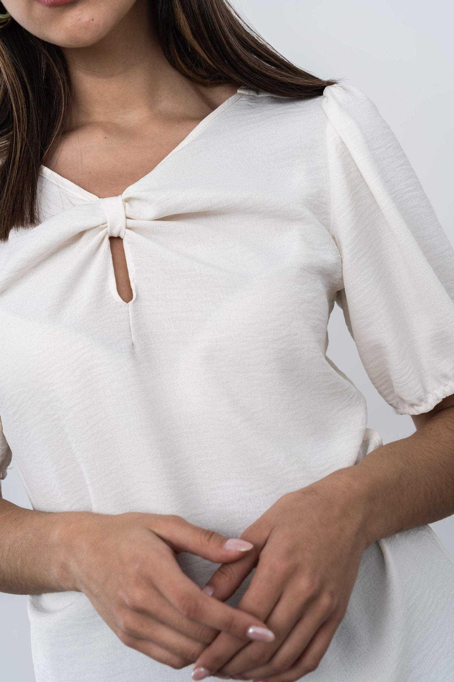BLUSA DETALLE LAZO ESCOTE MARFIL - Imagen 6