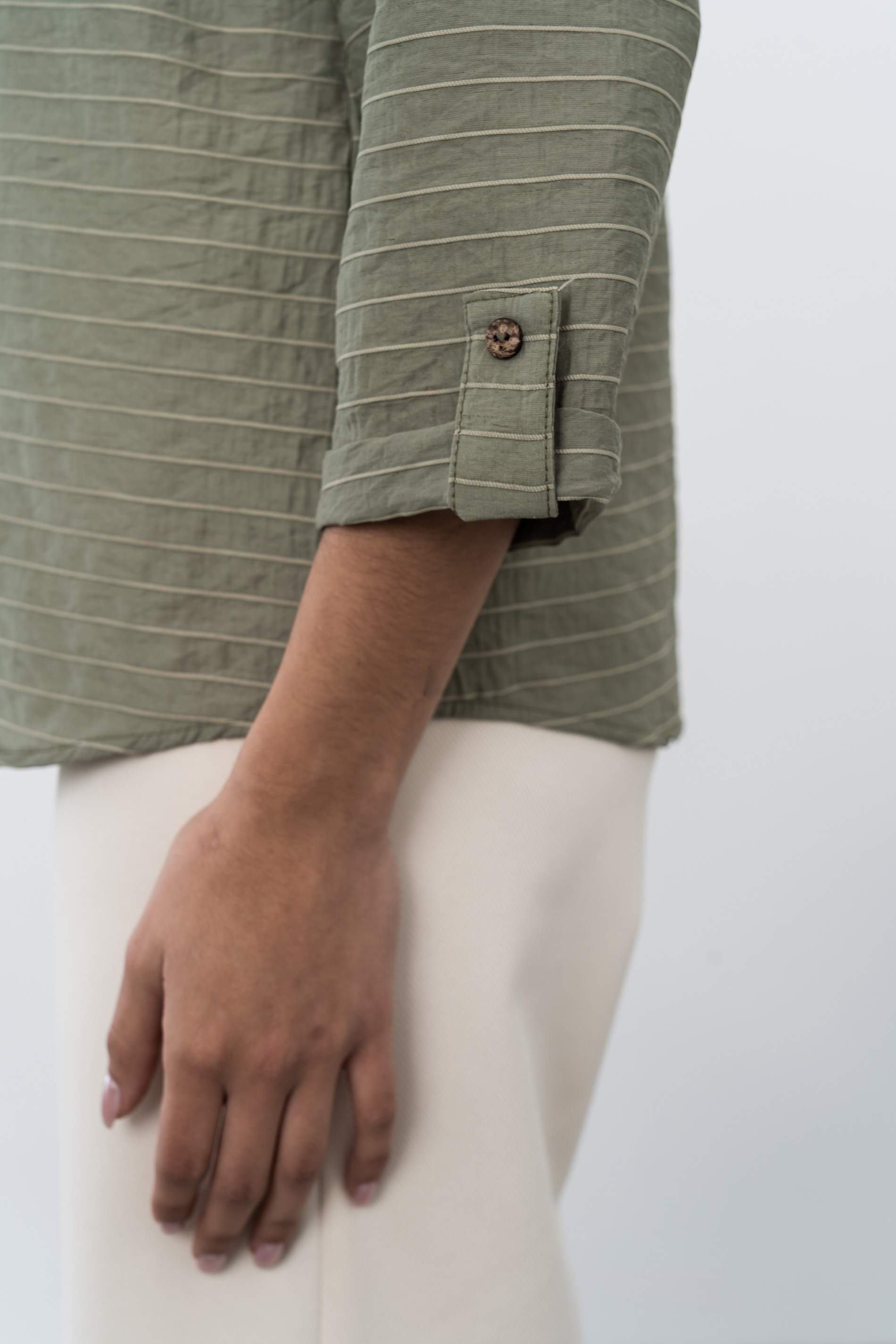 BLUSA CAMISERA TEJIDO RUSTICO KAKI - Imagen 6
