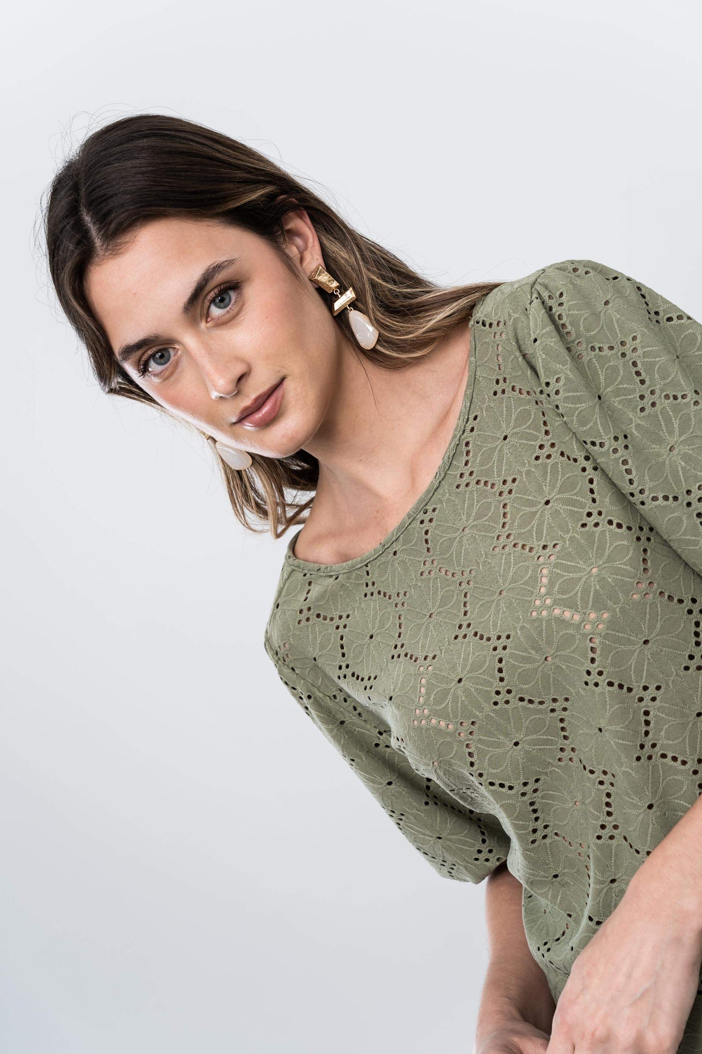 BLUSA TEJIDO PERFORADO KAKI - Imagen 2