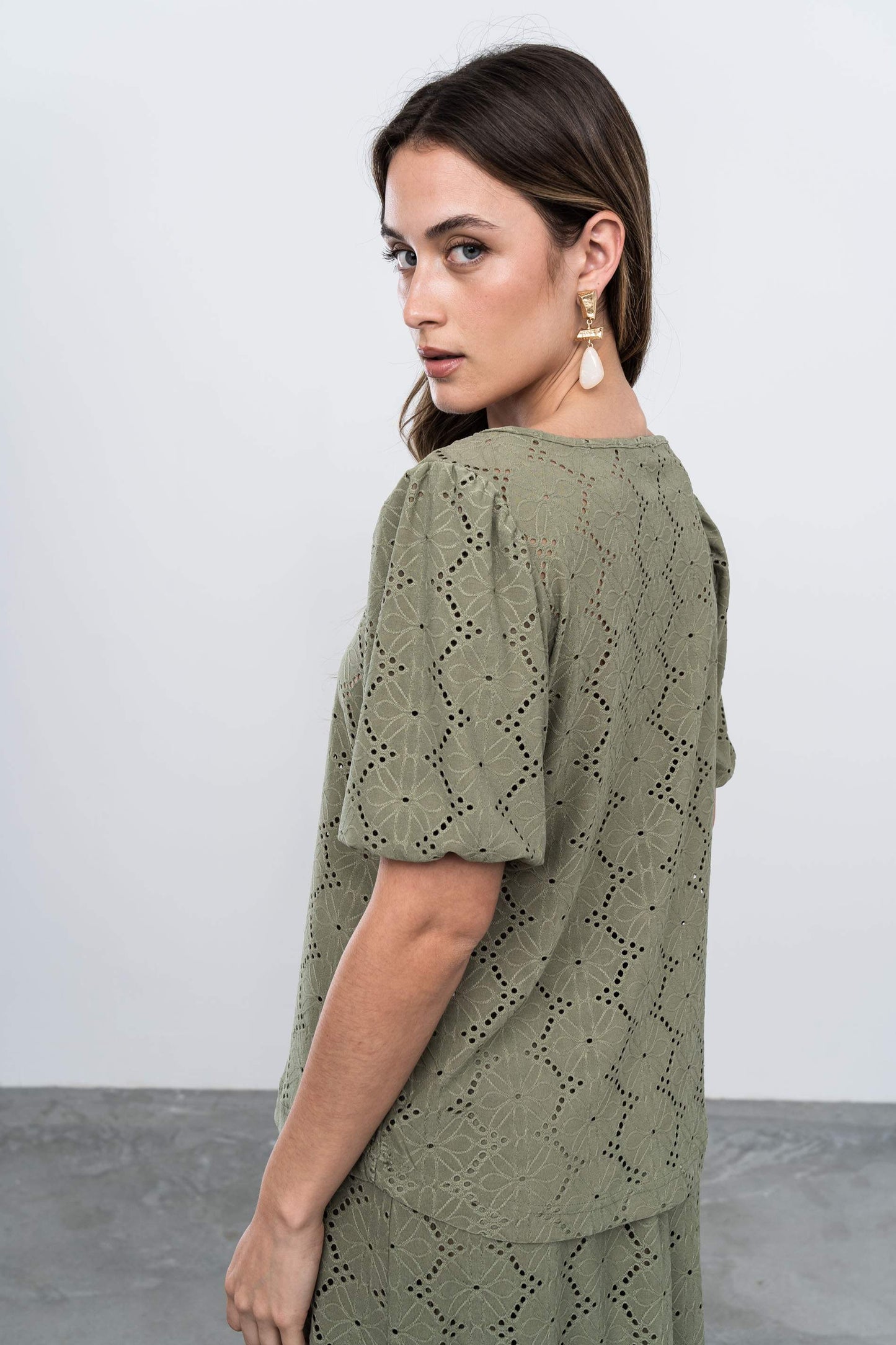 BLUSA TEJIDO PERFORADO KAKI - Imagen 4