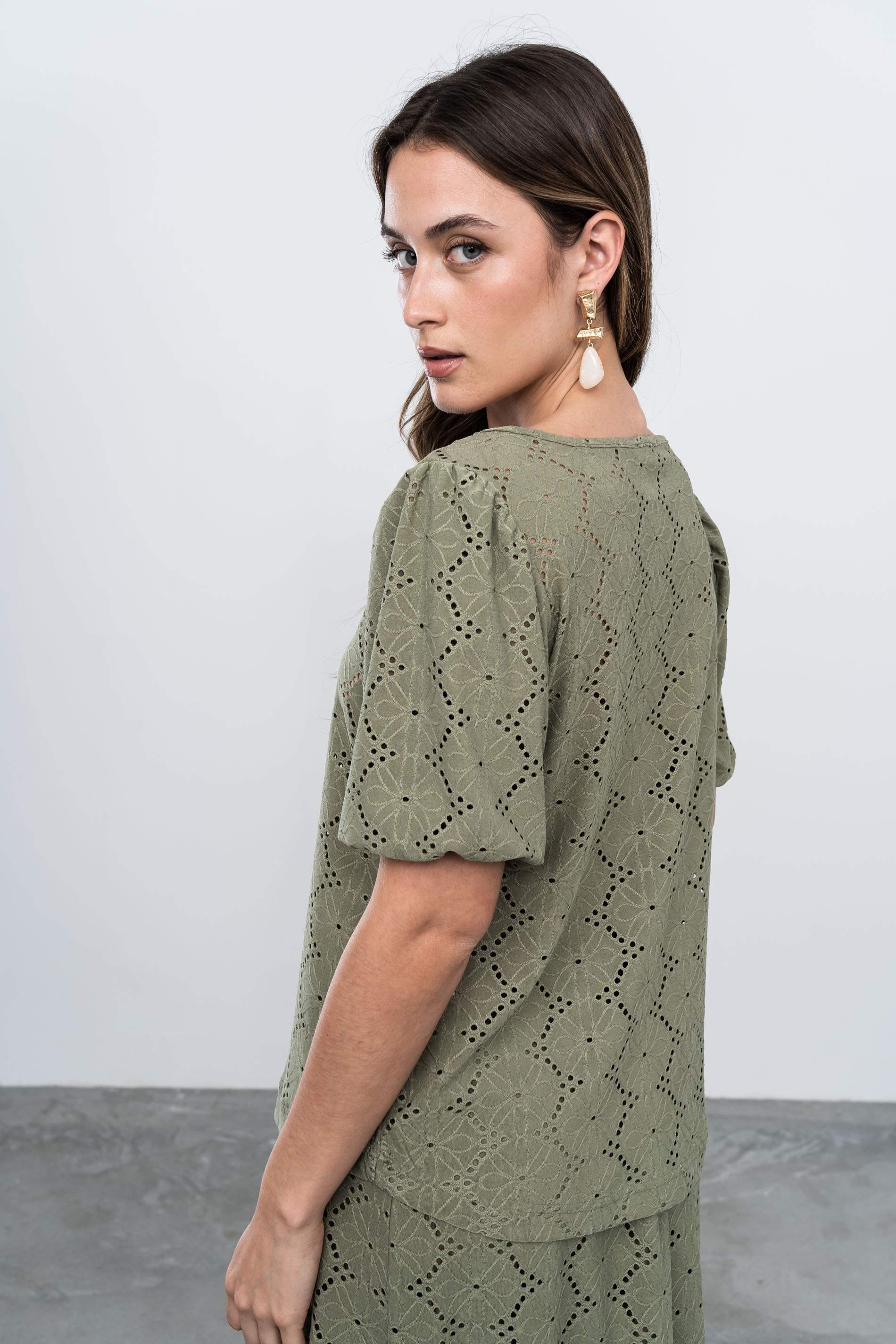 BLUSA TEJIDO PERFORADO KAKI - Imagen 4
