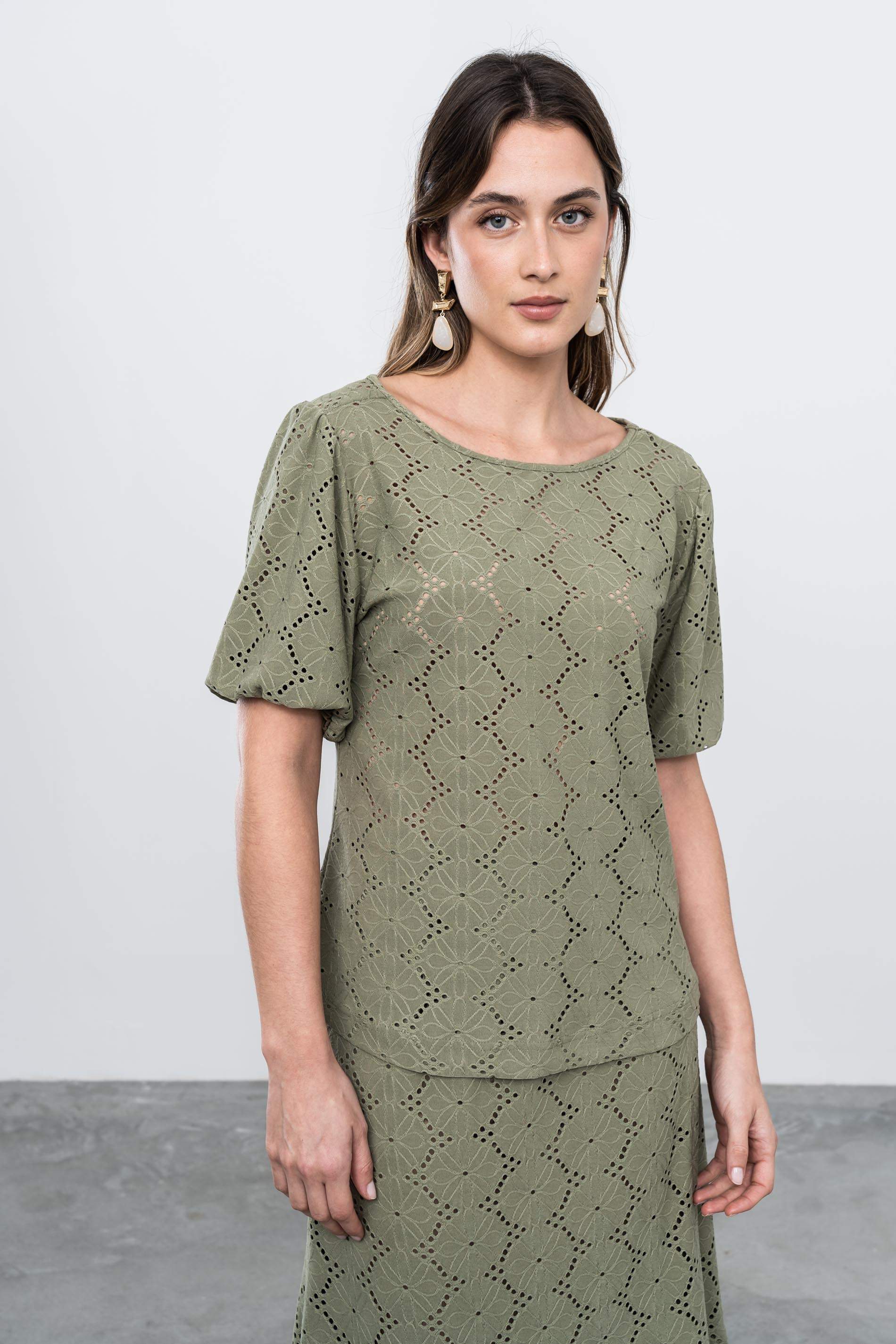 BLUSA TEJIDO PERFORADO KAKI - Imagen 7