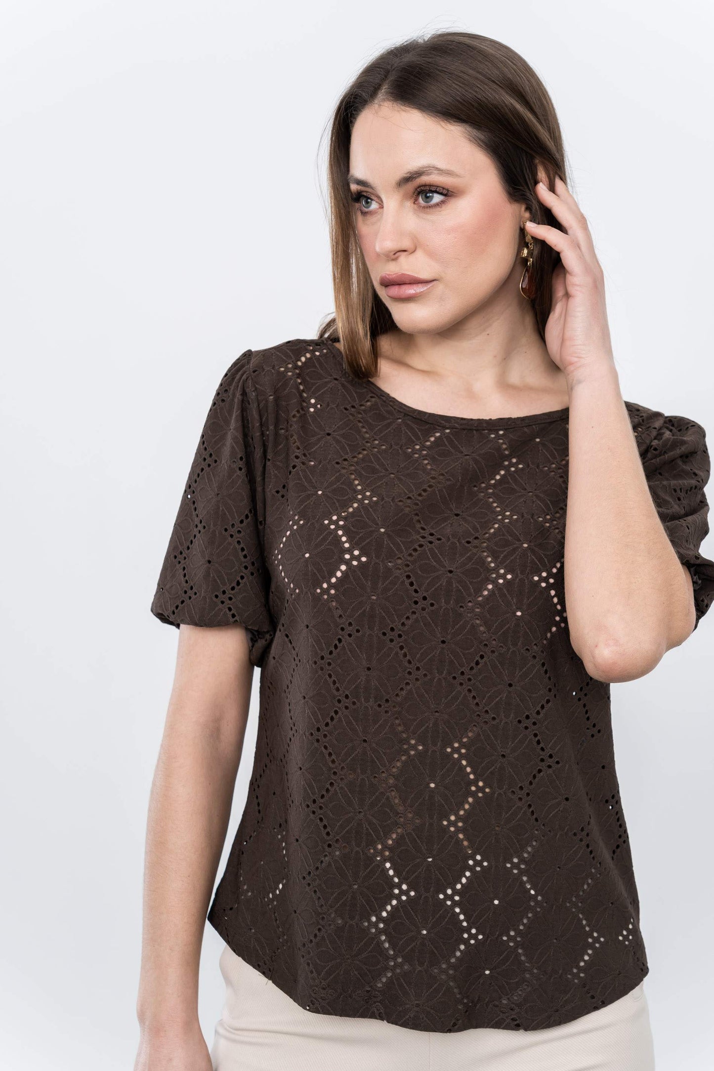 BLUSA TEJIDO PERFORADO CHOCOLATE - Imagen 2