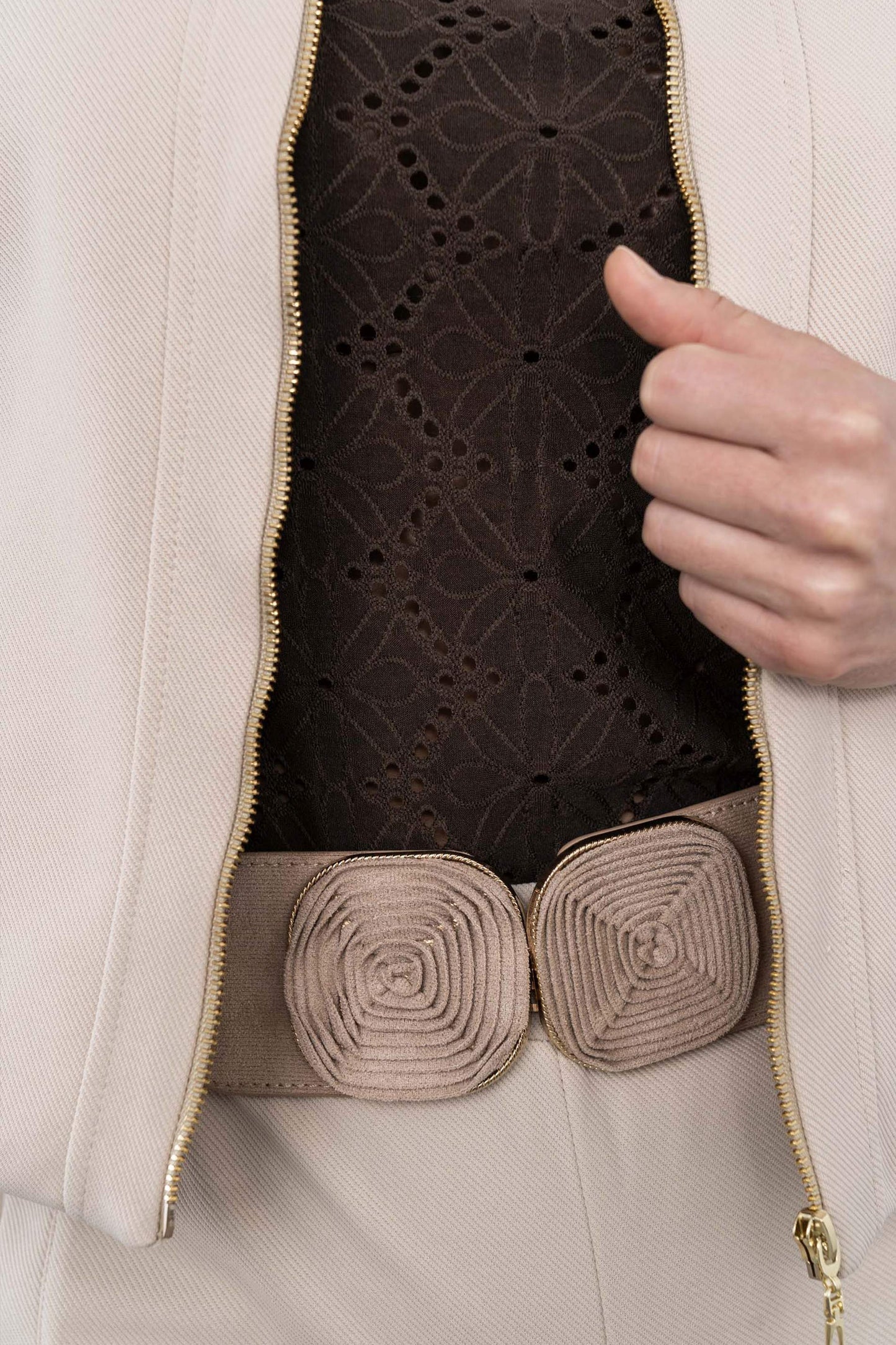 BLUSA TEJIDO PERFORADO CHOCOLATE - Imagen 6