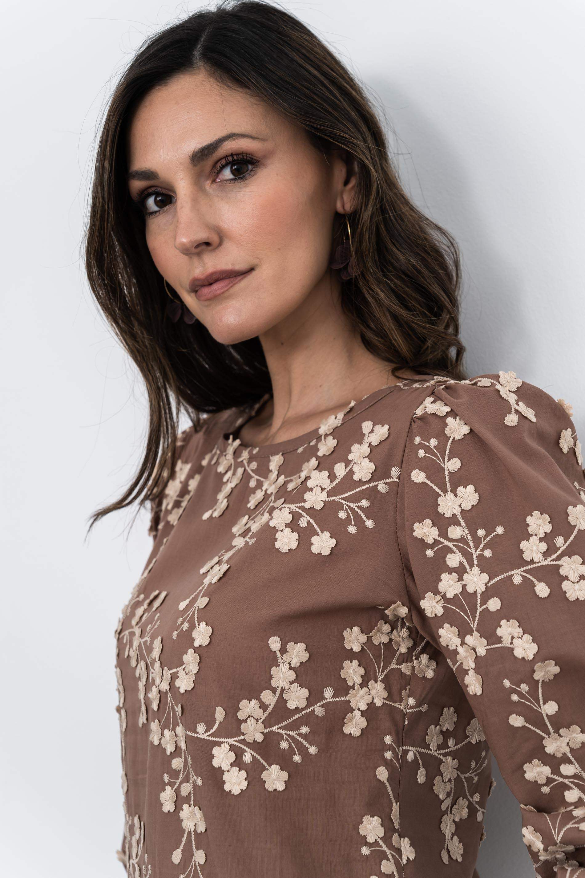 BLUSA TEJIDO FANTASIA RAMILLETES CHOCOLATE - Imagen 2