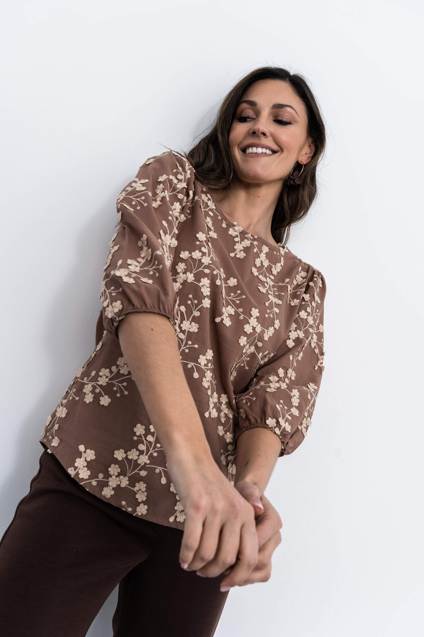 BLUSA TEJIDO FANTASIA RAMILLETES CHOCOLATE - Imagen 3