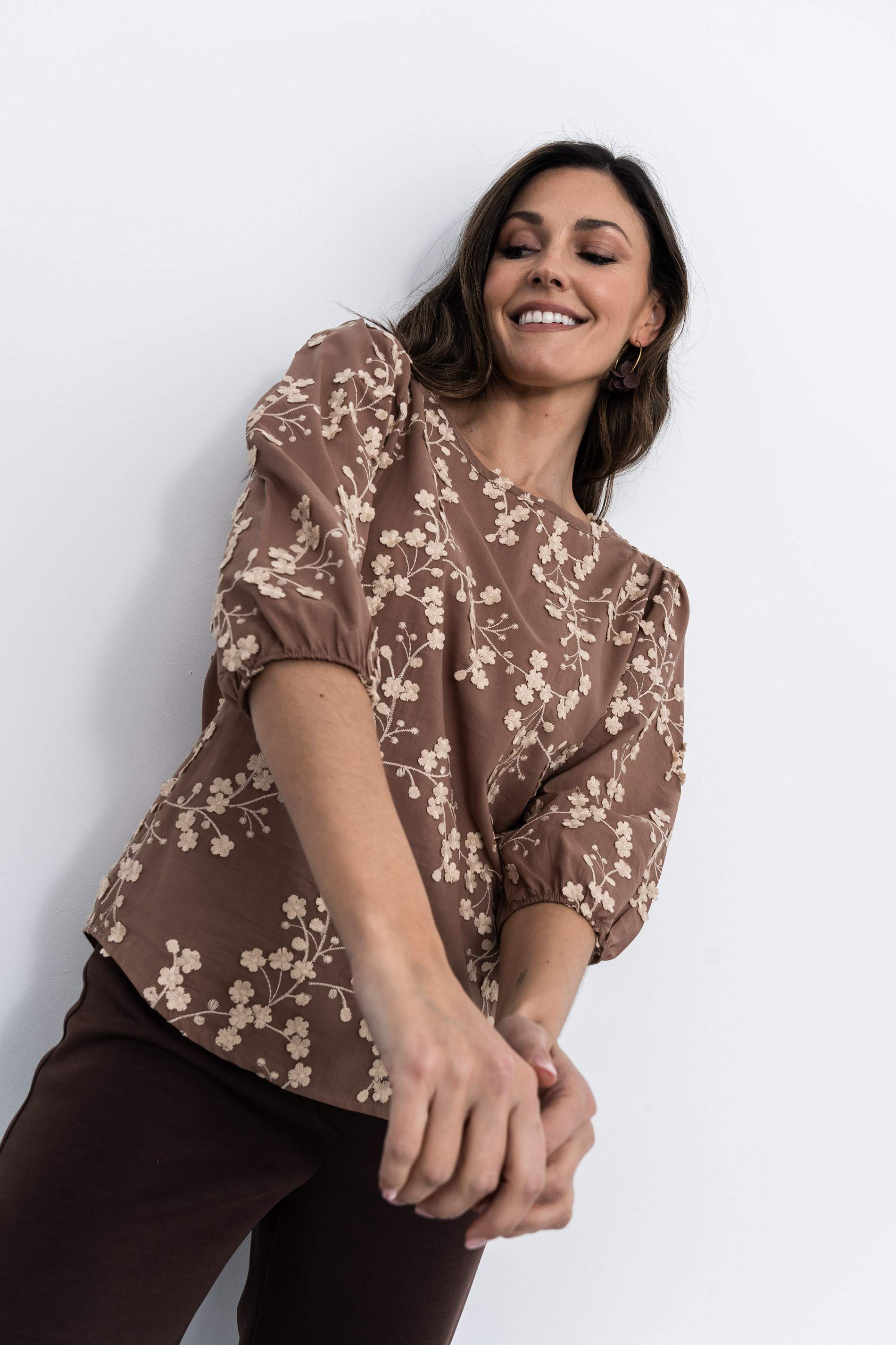 BLUSA TEJIDO FANTASIA RAMILLETES CHOCOLATE - Imagen 3