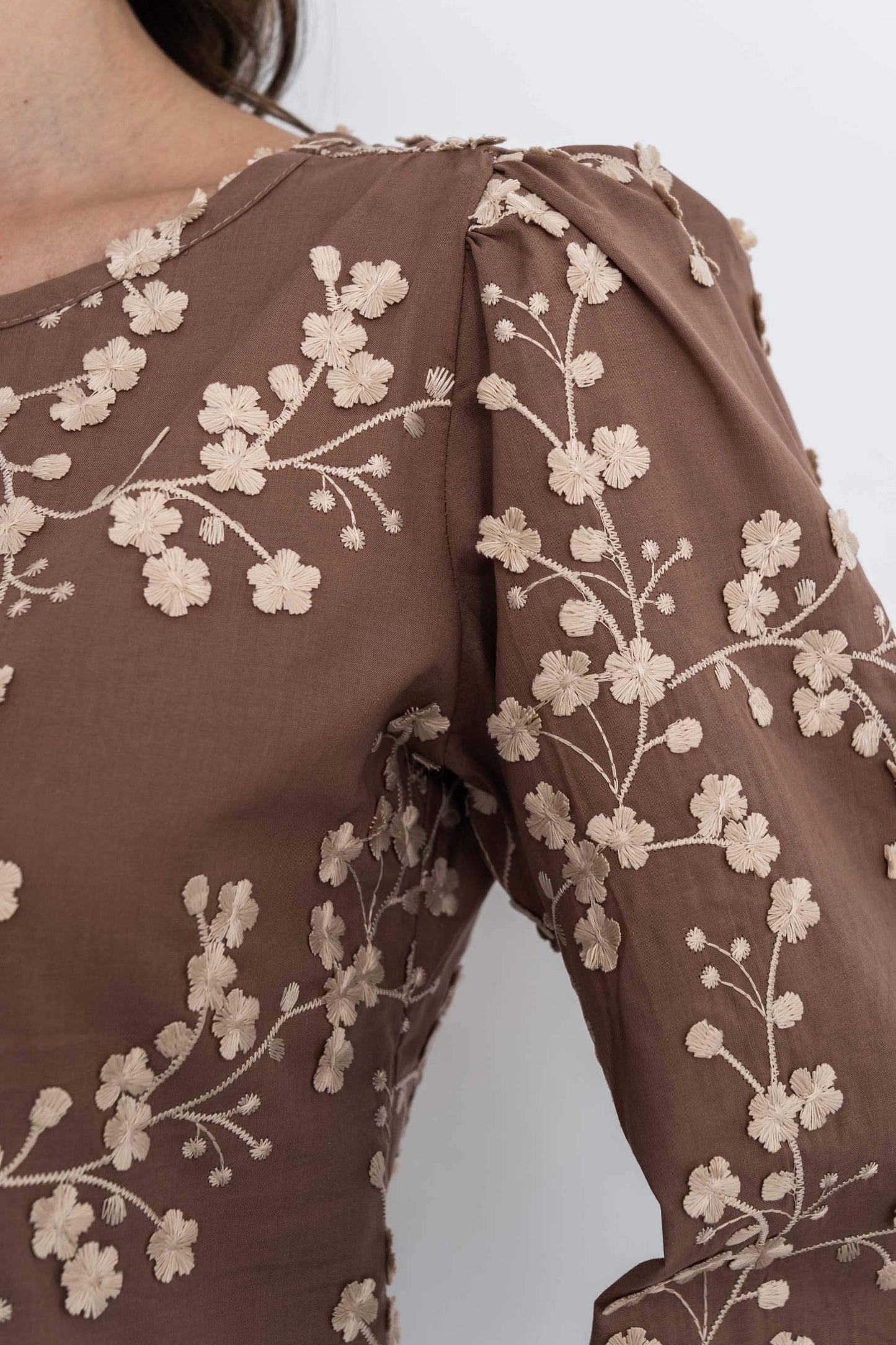 BLUSA TEJIDO FANTASIA RAMILLETES CHOCOLATE - Imagen 4