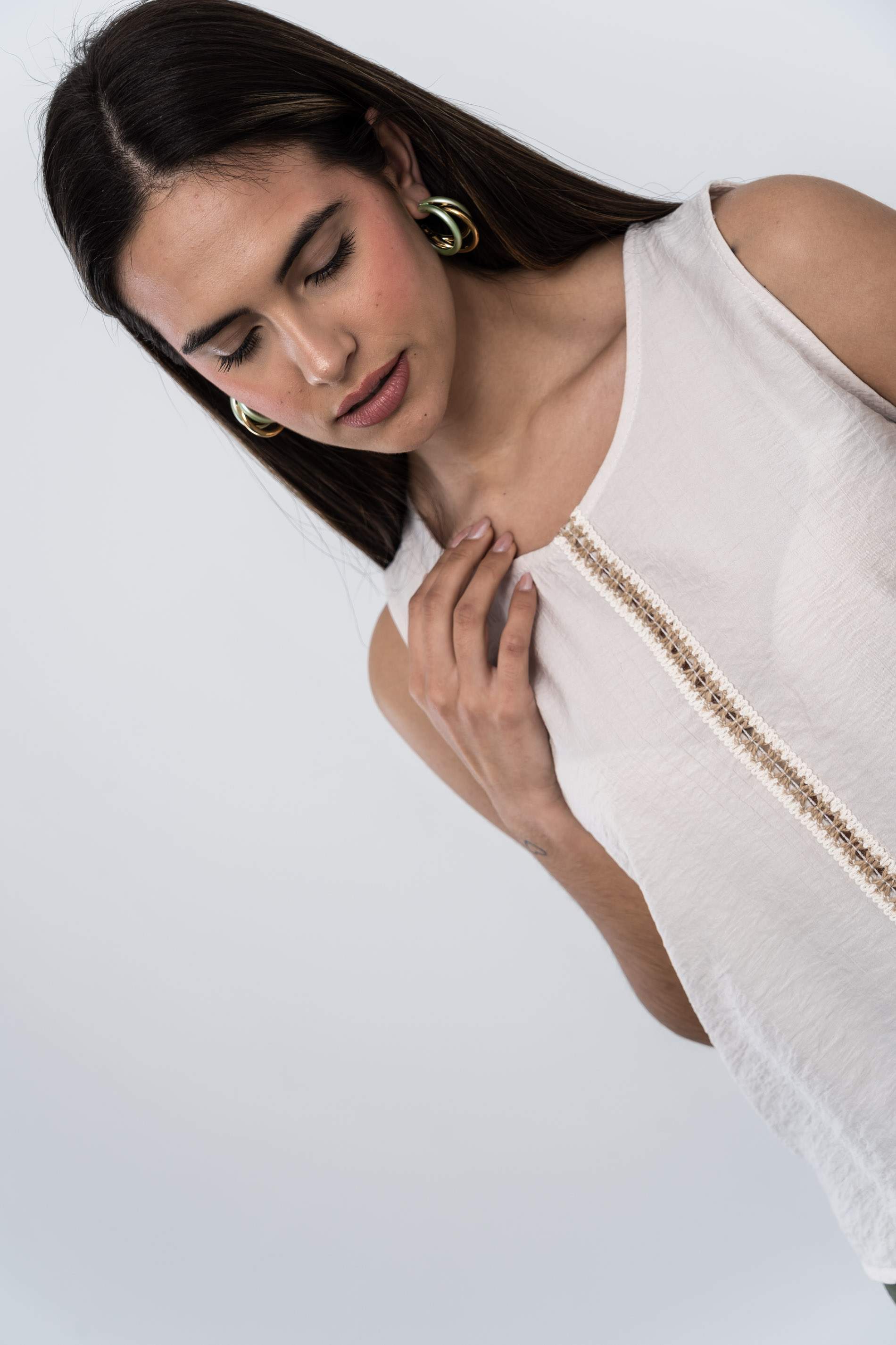 TOP DETALLE CUERDA BEIGE - Imagen 2