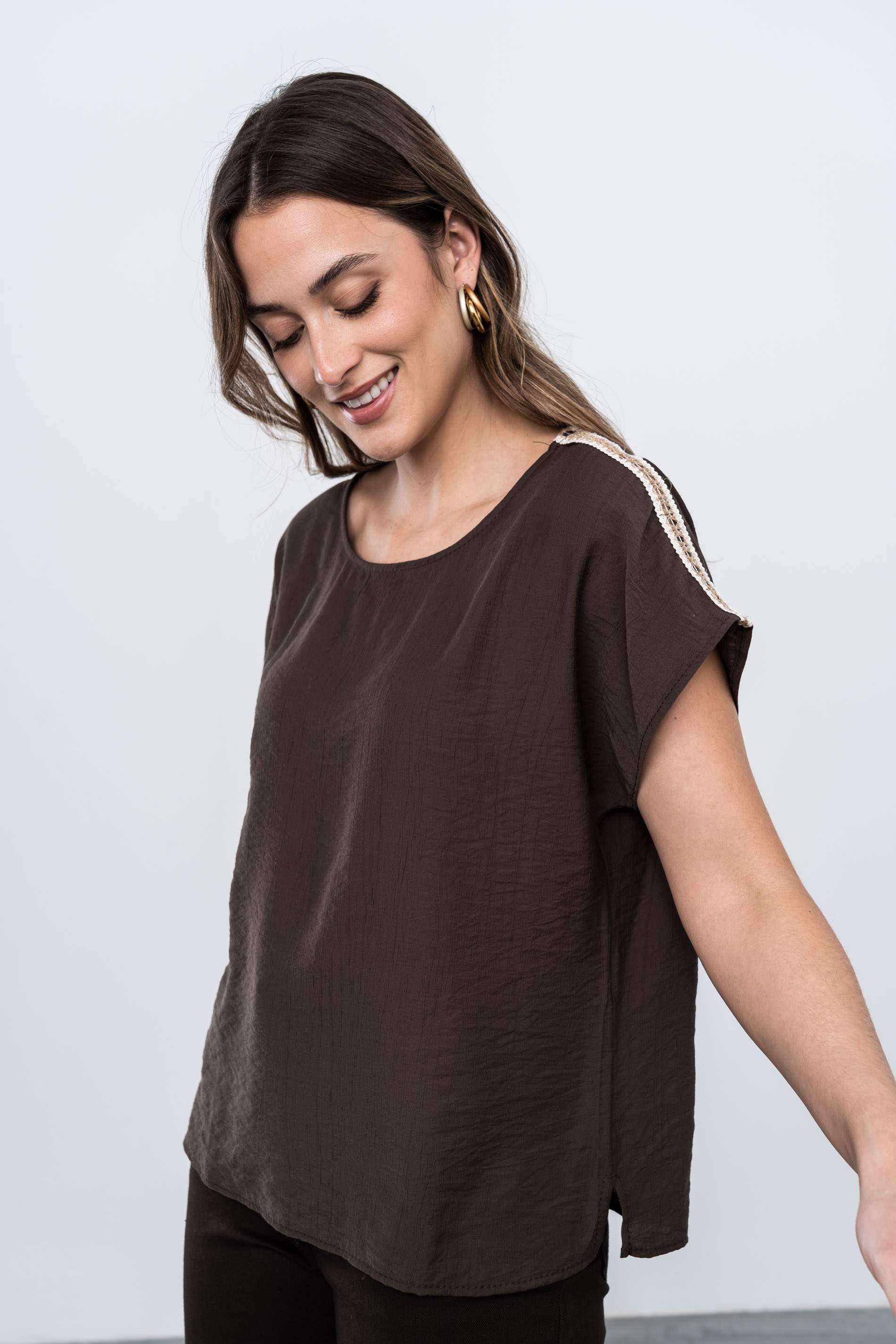 BLUSA DETALLE CUERDA CHOCOLATE - Imagen 2
