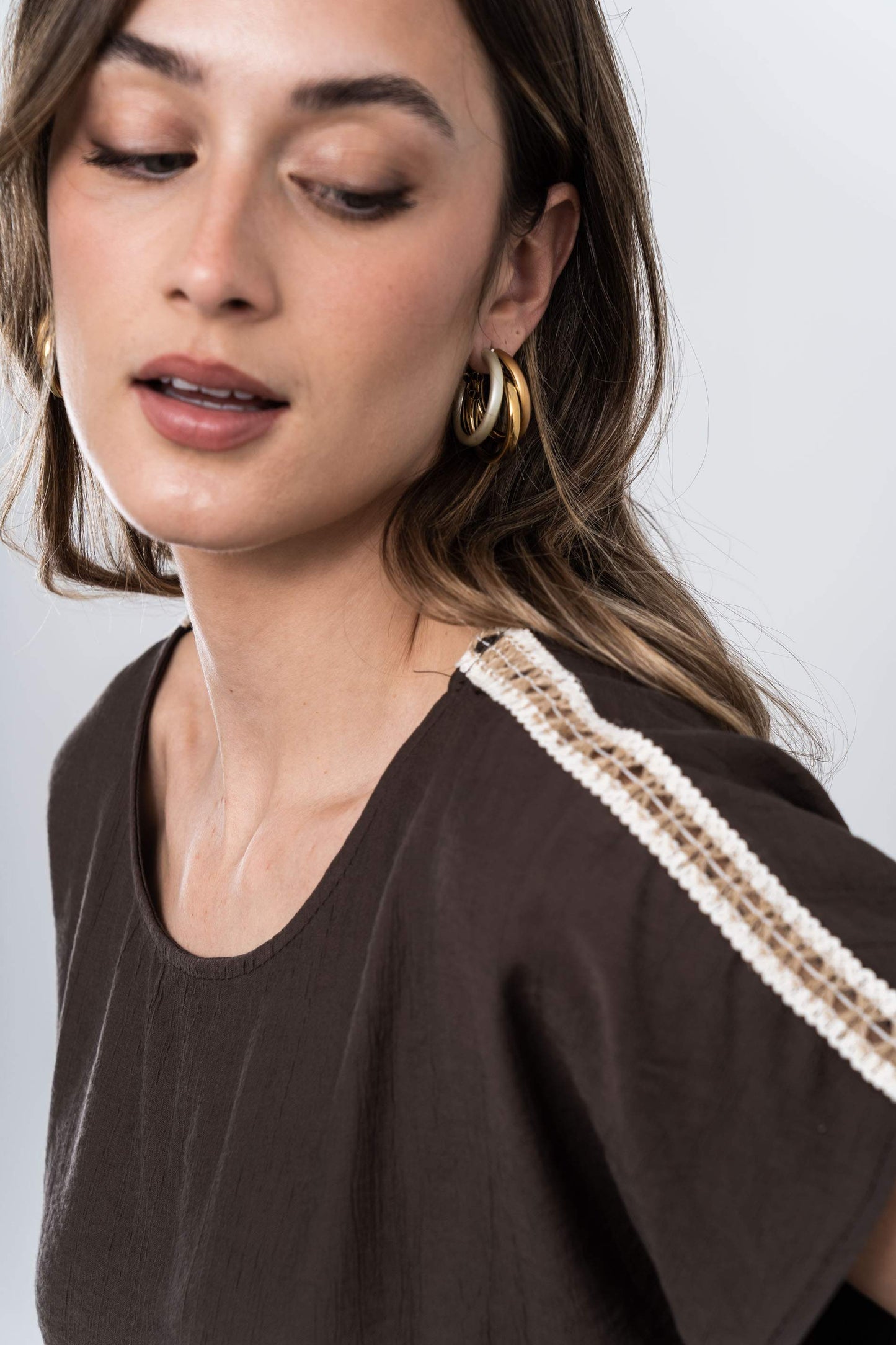 BLUSA DETALLE CUERDA CHOCOLATE - Imagen 4