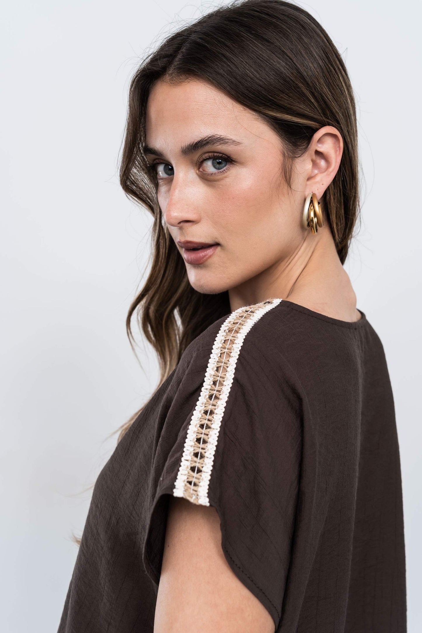 BLUSA DETALLE CUERDA CHOCOLATE - Imagen 7