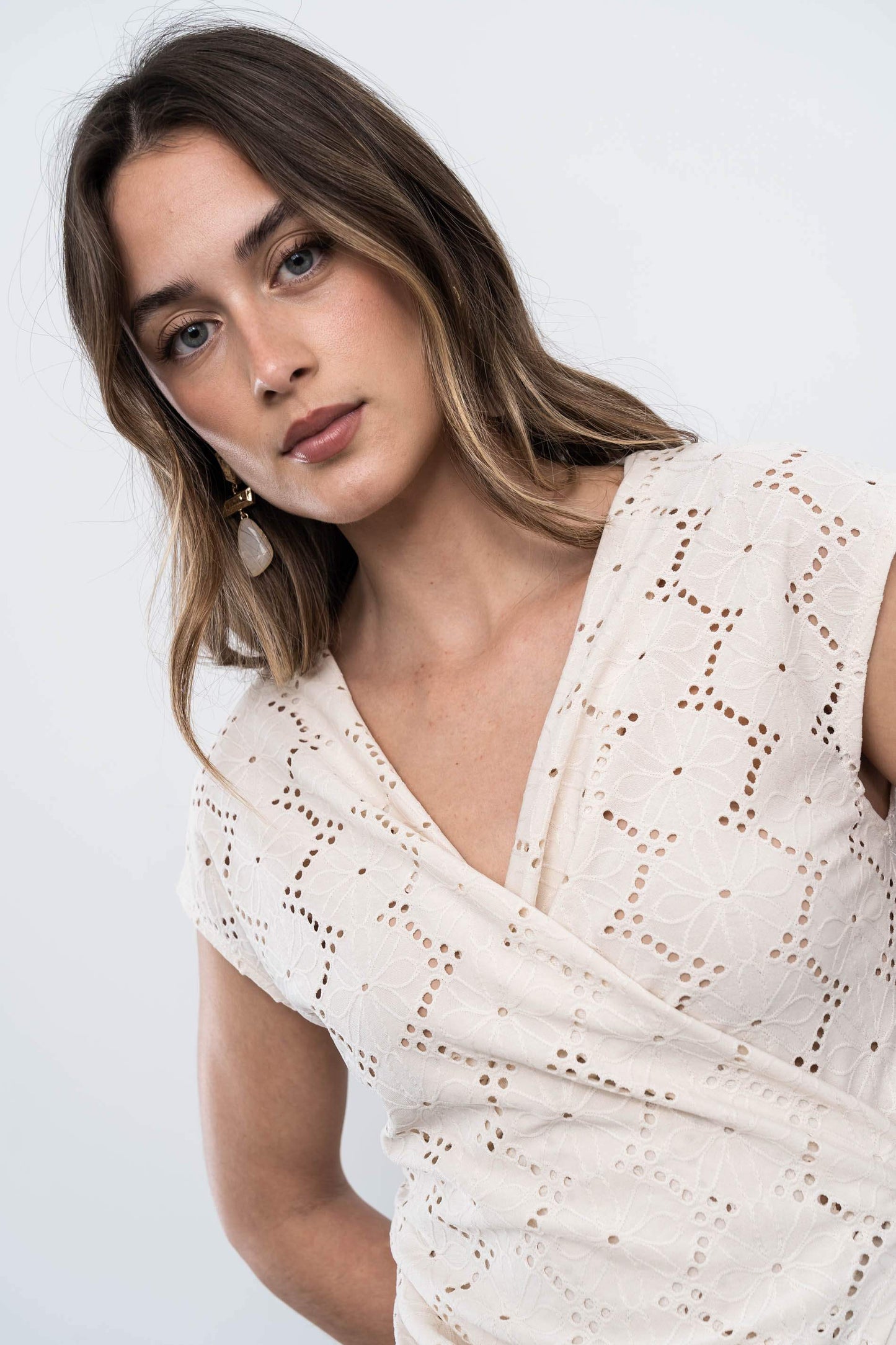 TOP RECOGIDO CALADOS BEIGE - Imagen 5