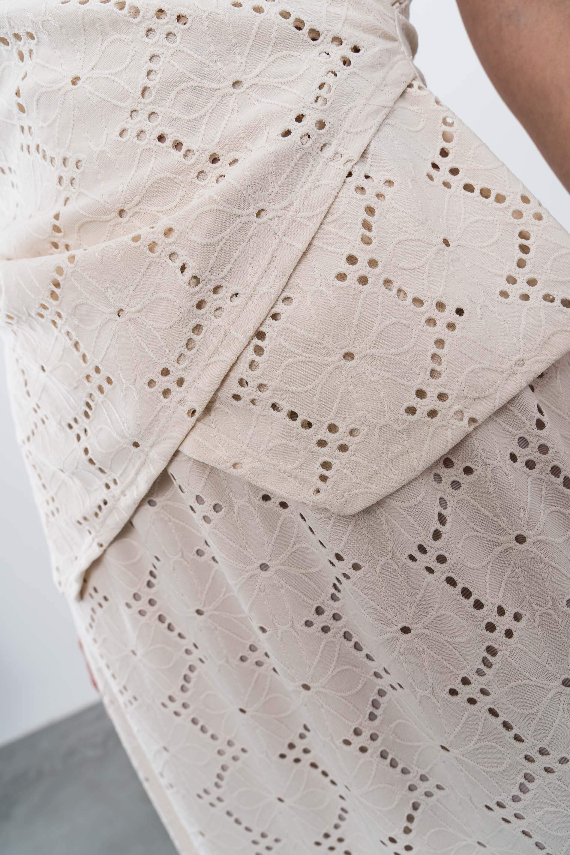 TOP RECOGIDO CALADOS BEIGE - Imagen 6