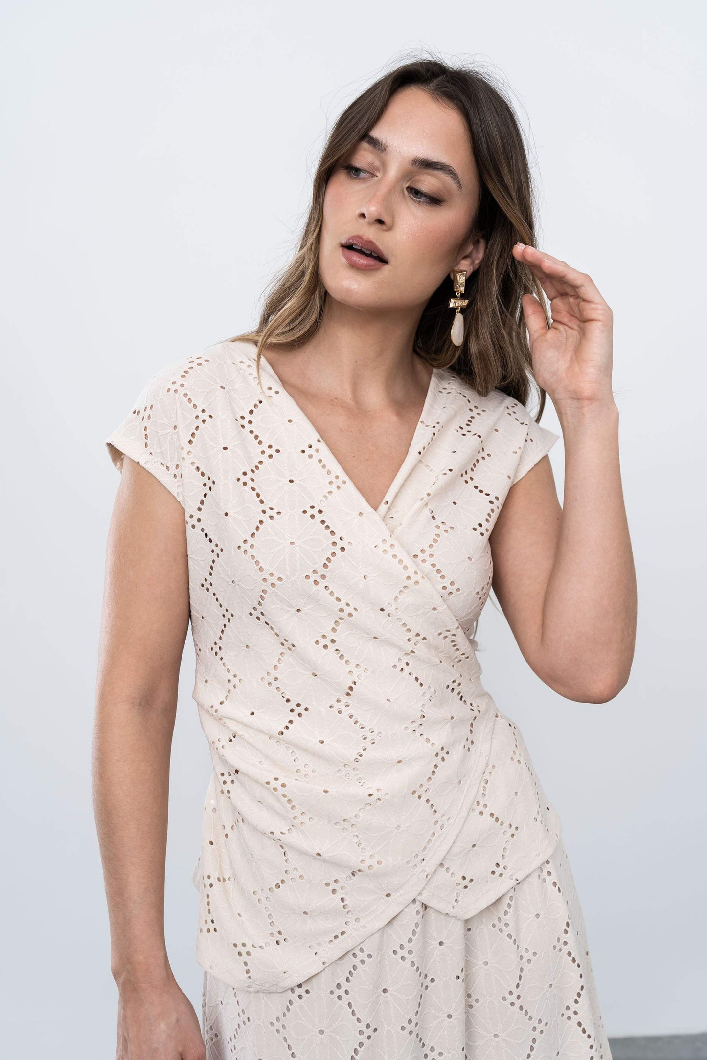 TOP RECOGIDO CALADOS BEIGE - Imagen 7