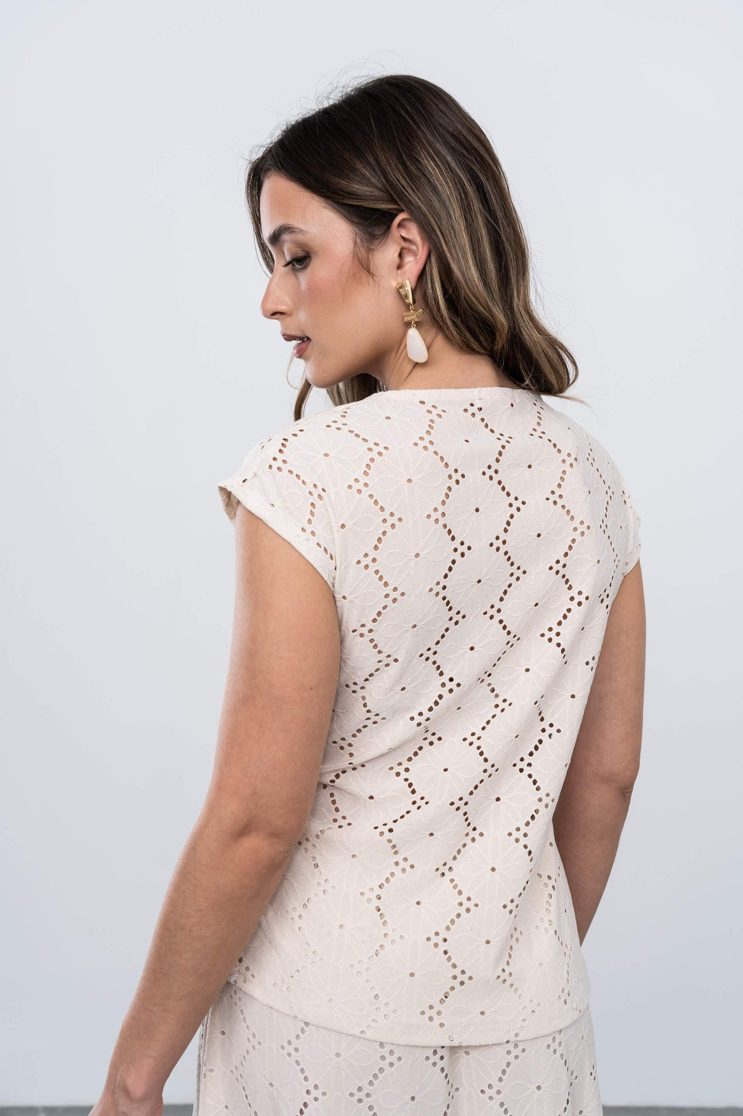 TOP RECOGIDO CALADOS BEIGE - Imagen 8
