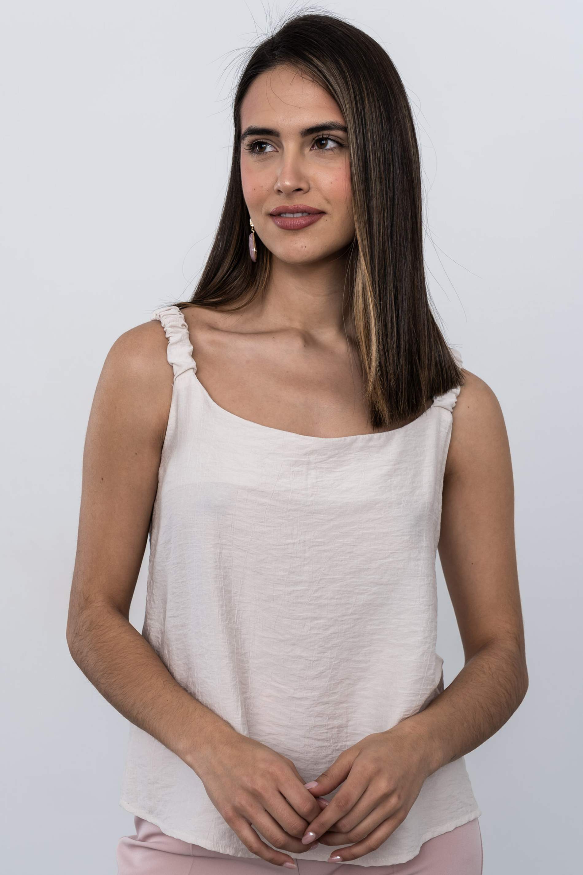 TOP TIRANTE FRUNCIDO BEIGE - Imagen 7