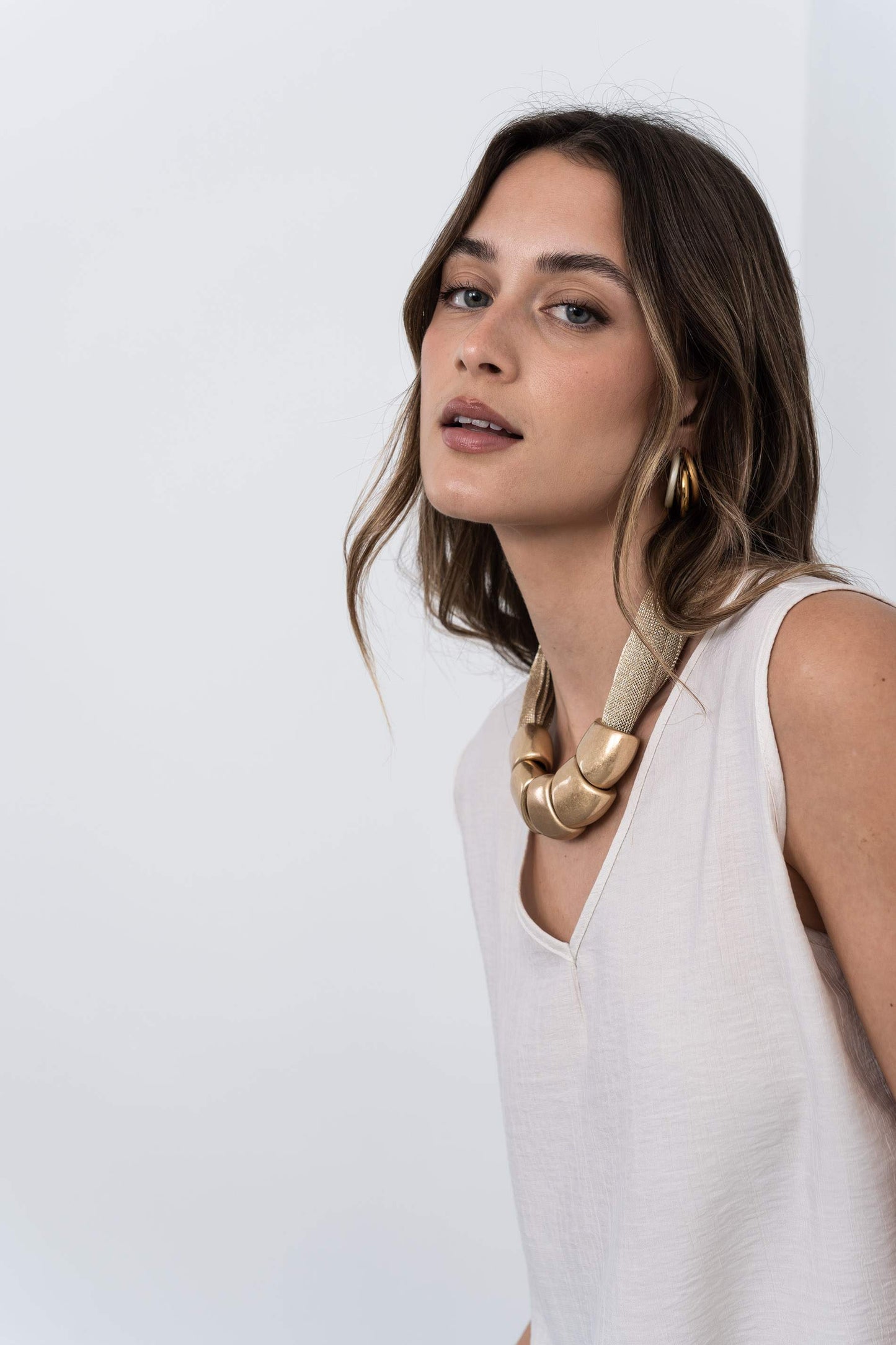 TOP DETALLE NUDO BEIGE - Imagen 2