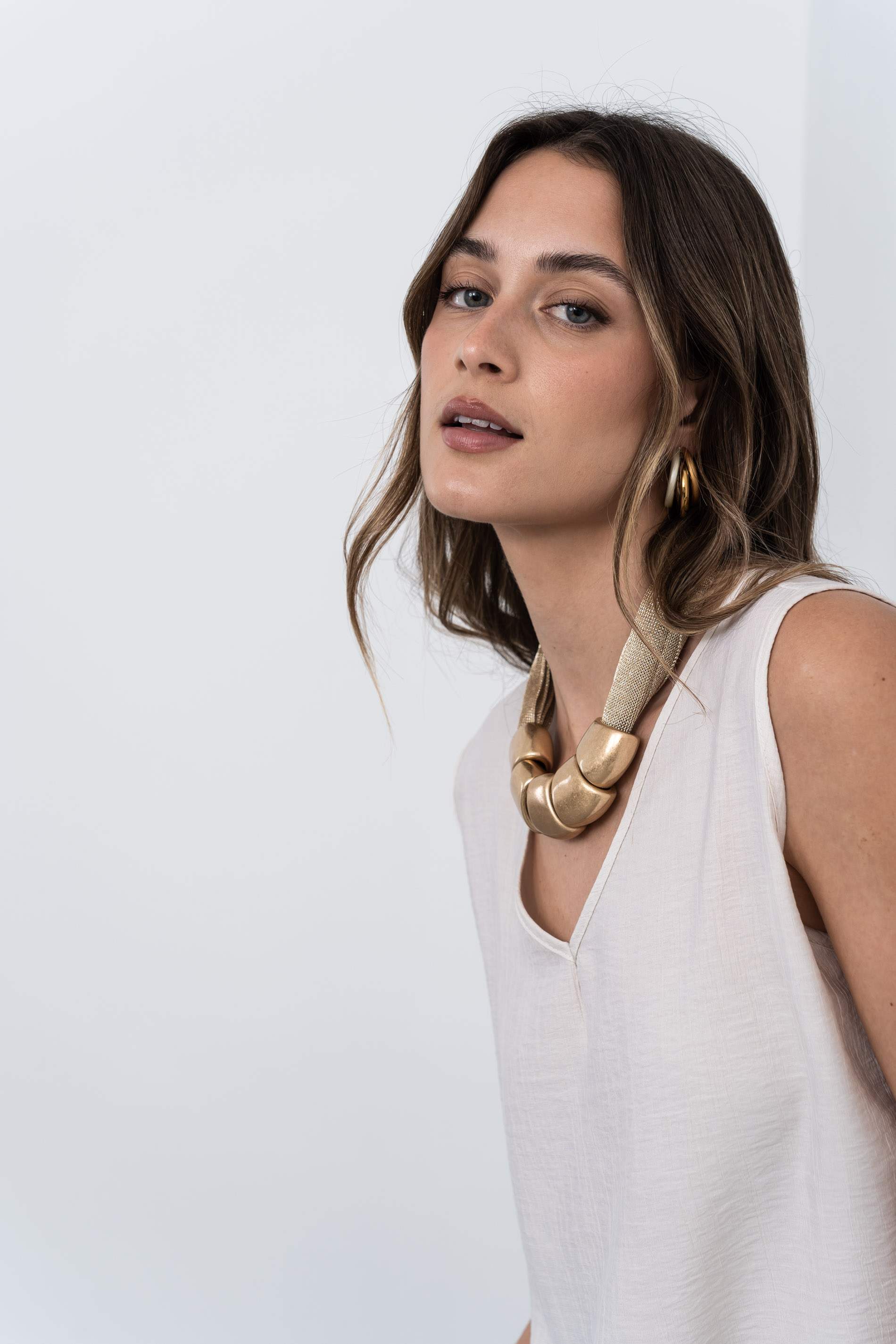 TOP DETALLE NUDO BEIGE - Imagen 2