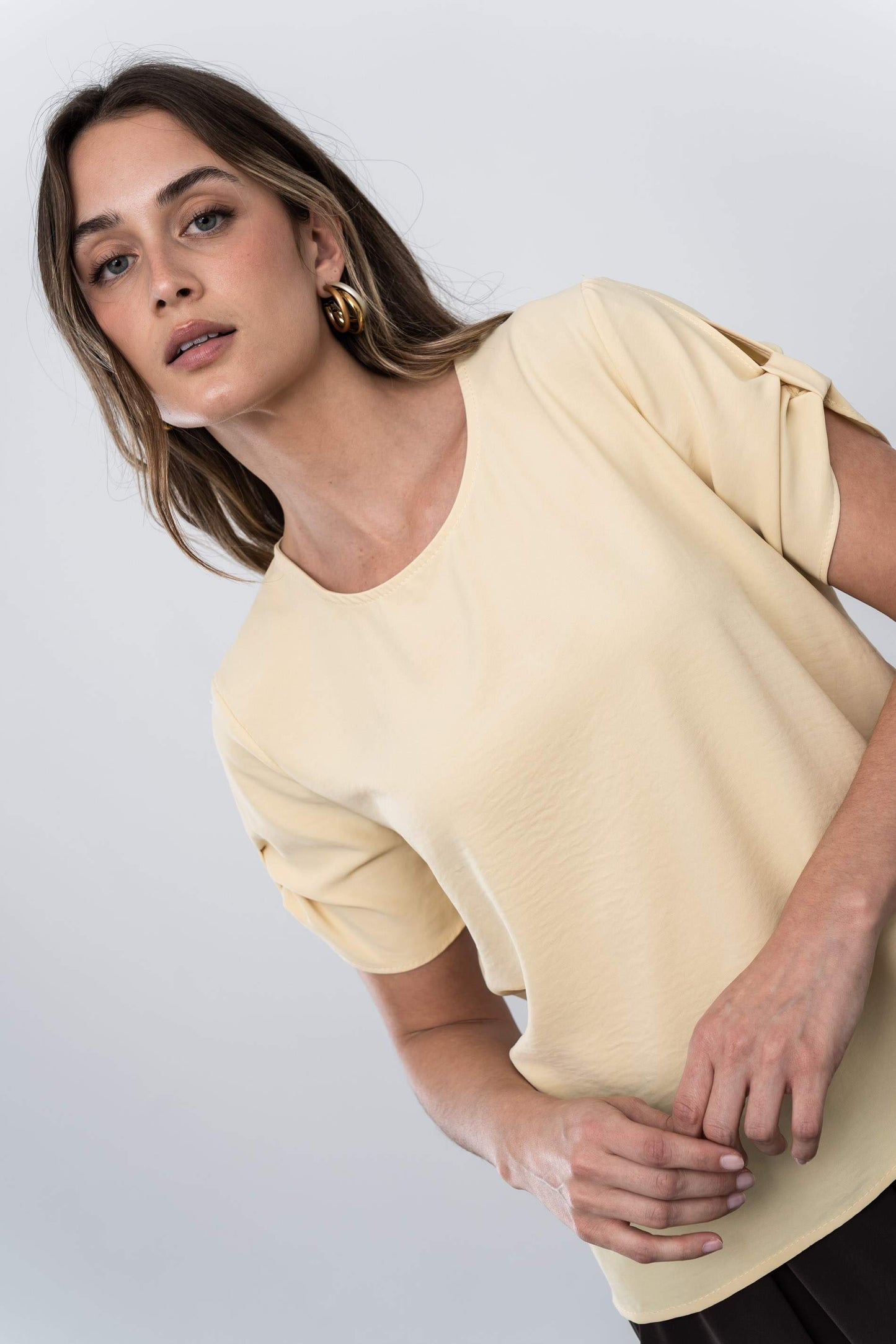 BLUSA MANGA CORTA RECOGIDA VAINILLA - Imagen 2