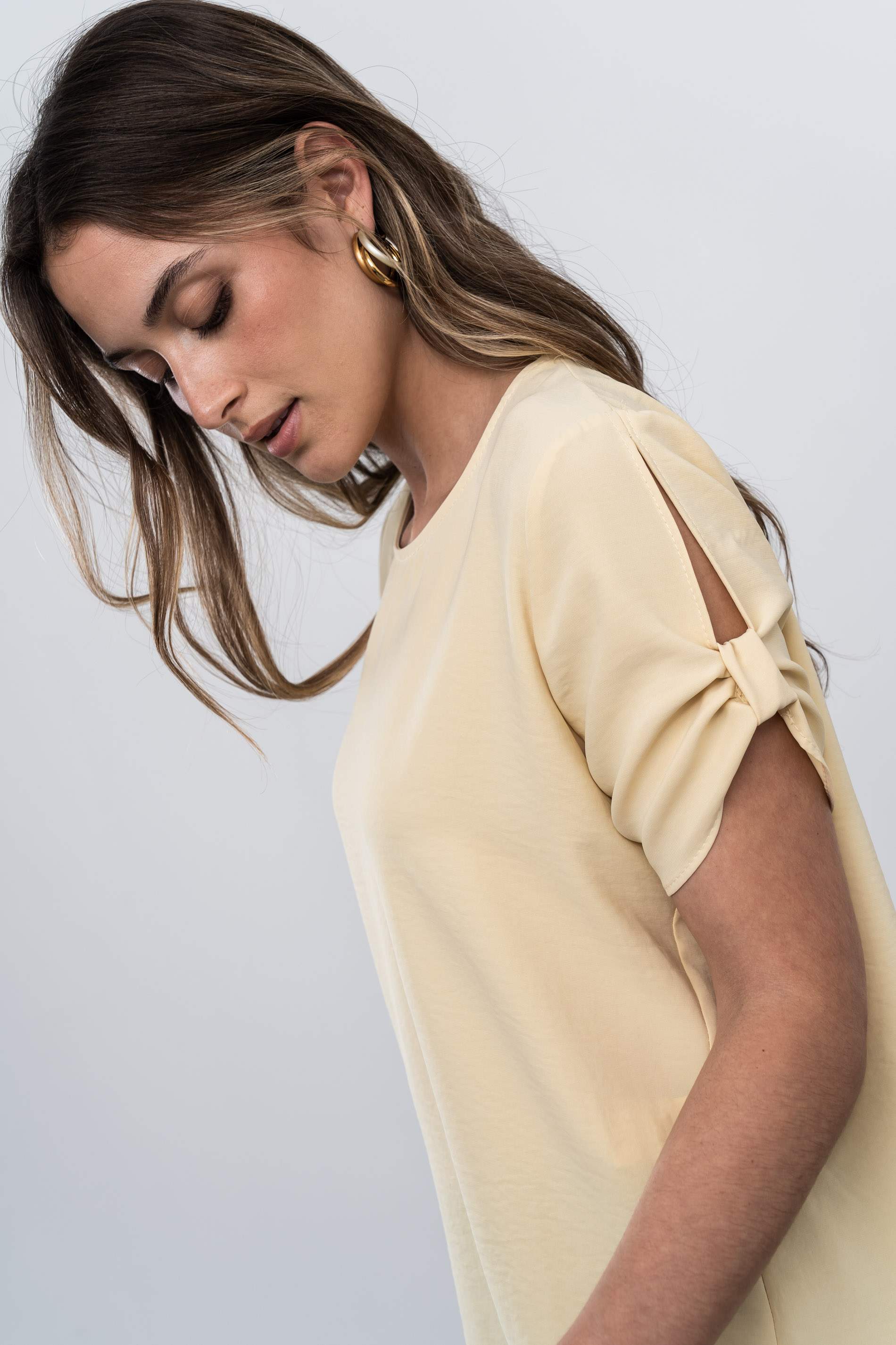 BLUSA MANGA CORTA RECOGIDA VAINILLA - Imagen 3
