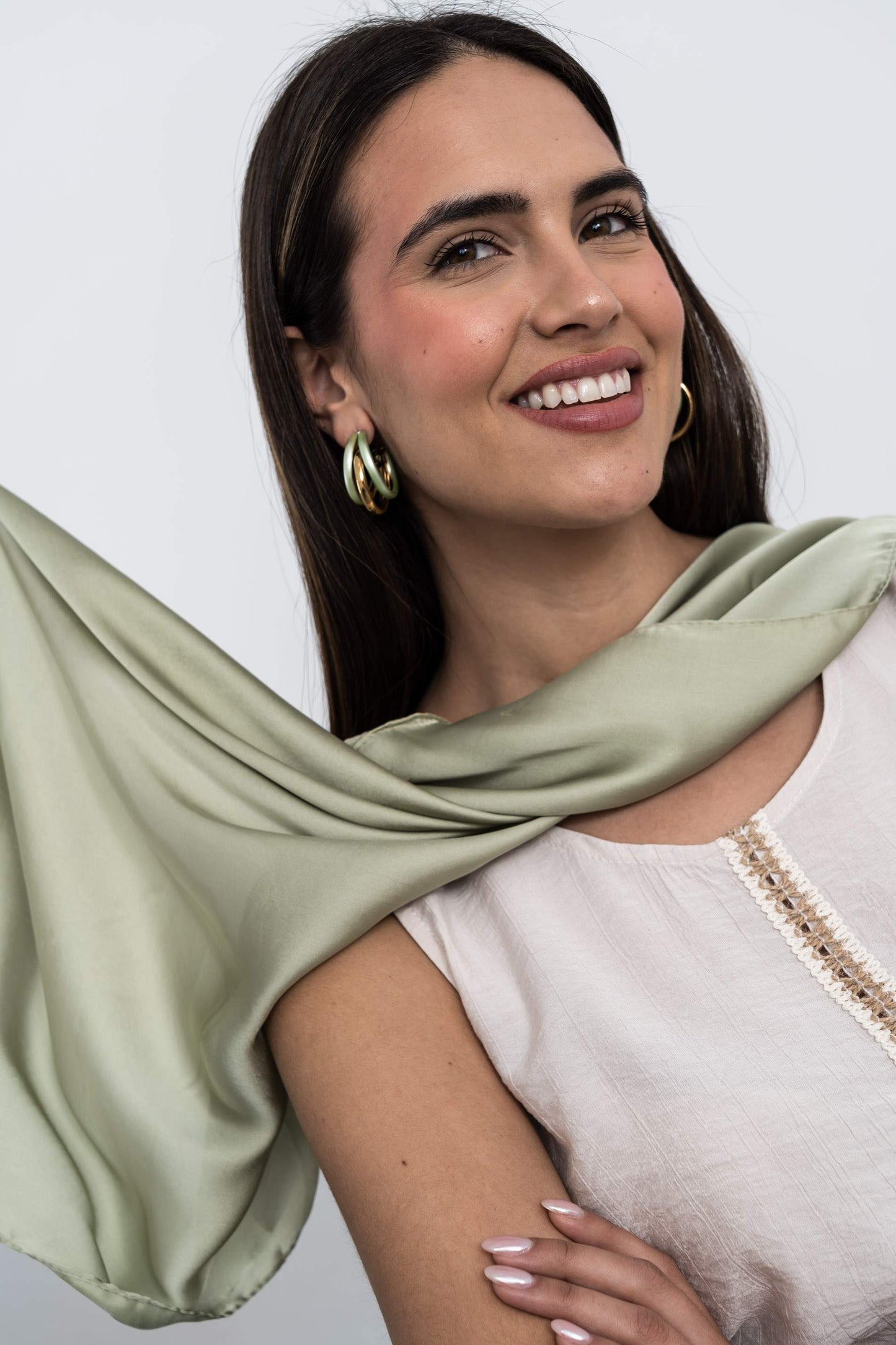 PANUELO EFECTO SEDA OLIVA - Imagen 2