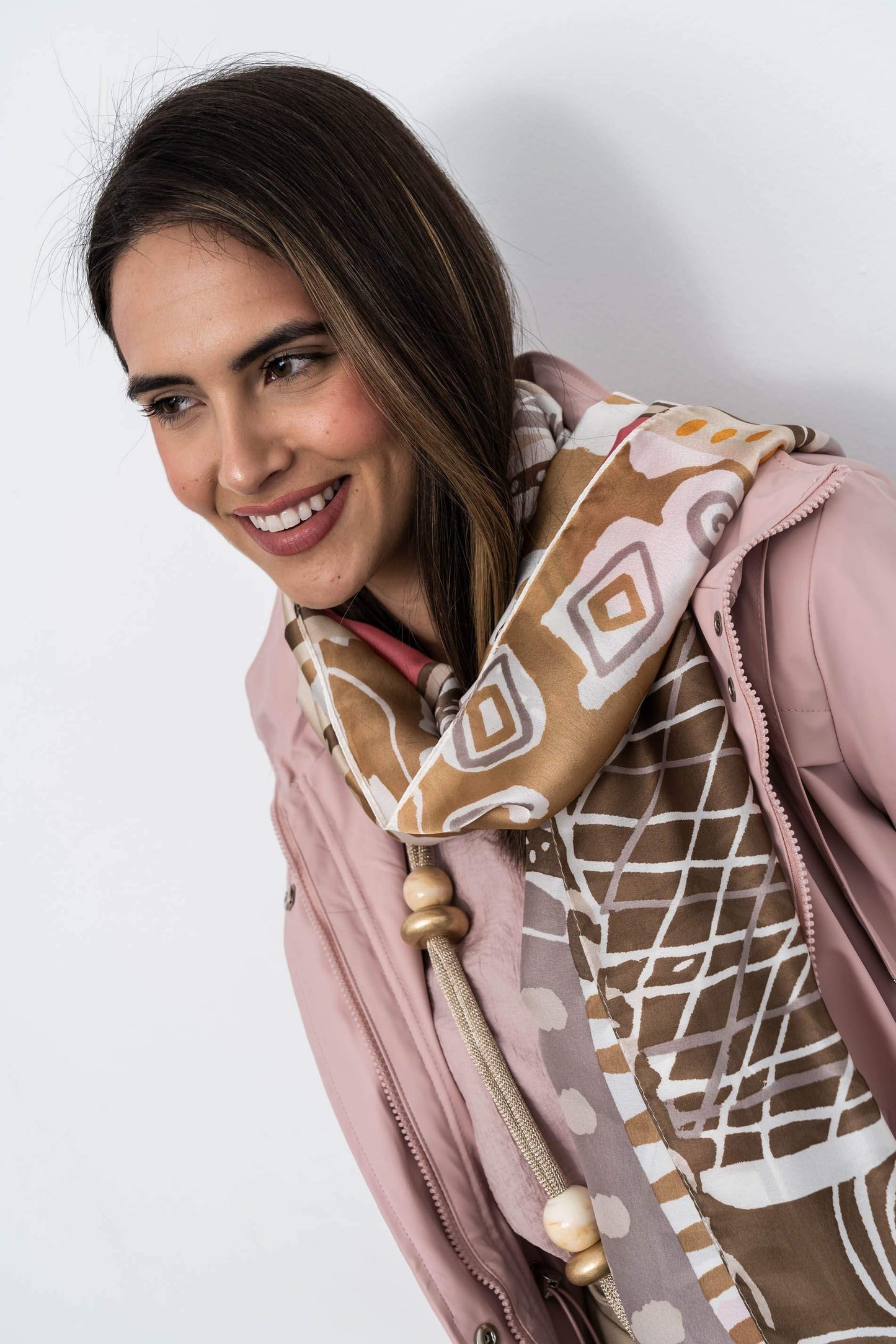 FOULARD EFECTO SEDA MOSAICO BEIGE - Imagen 2